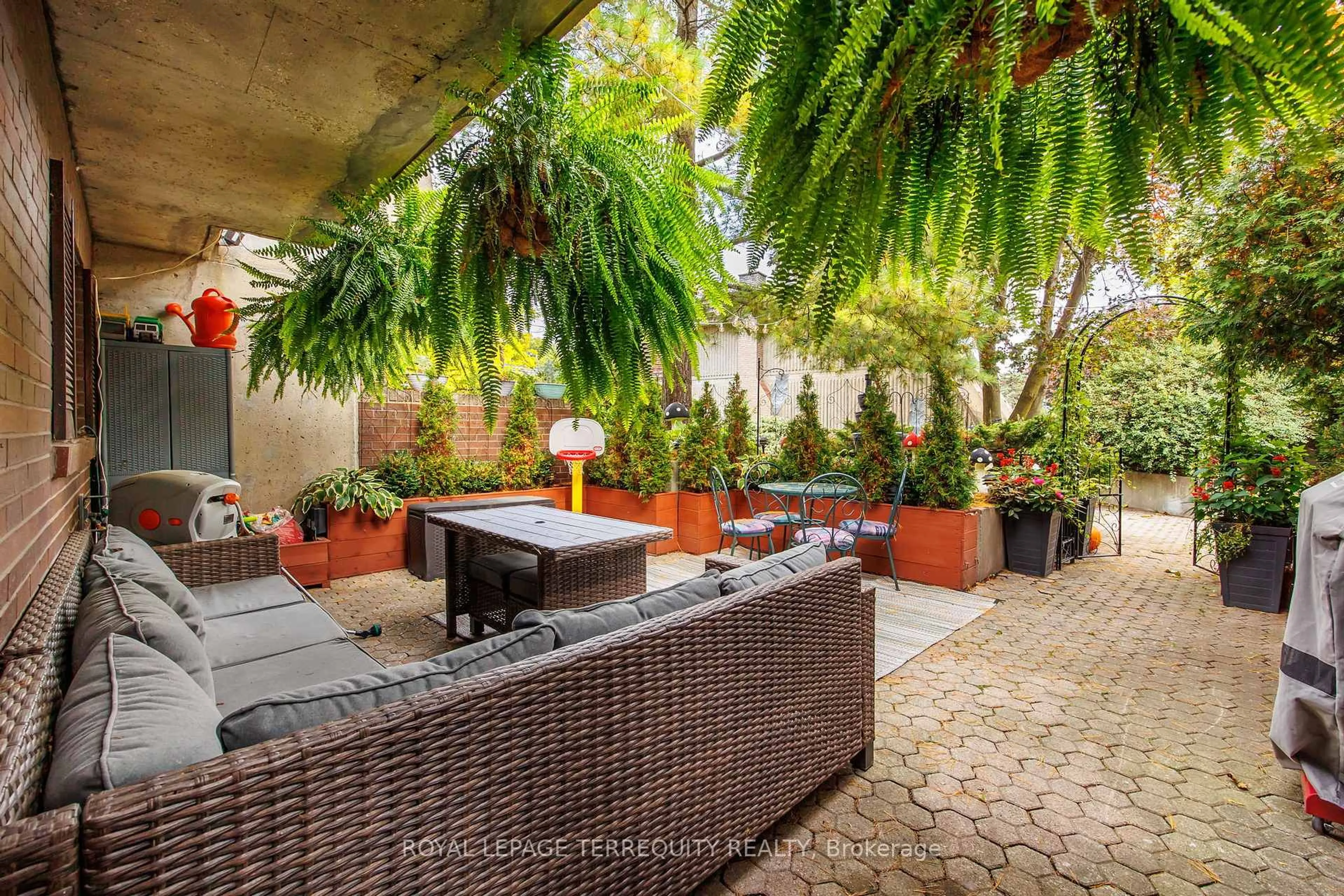 Patio, street for 1250 Mississauga Valley Blvd #77, Mississauga Ontario L5A 3R6