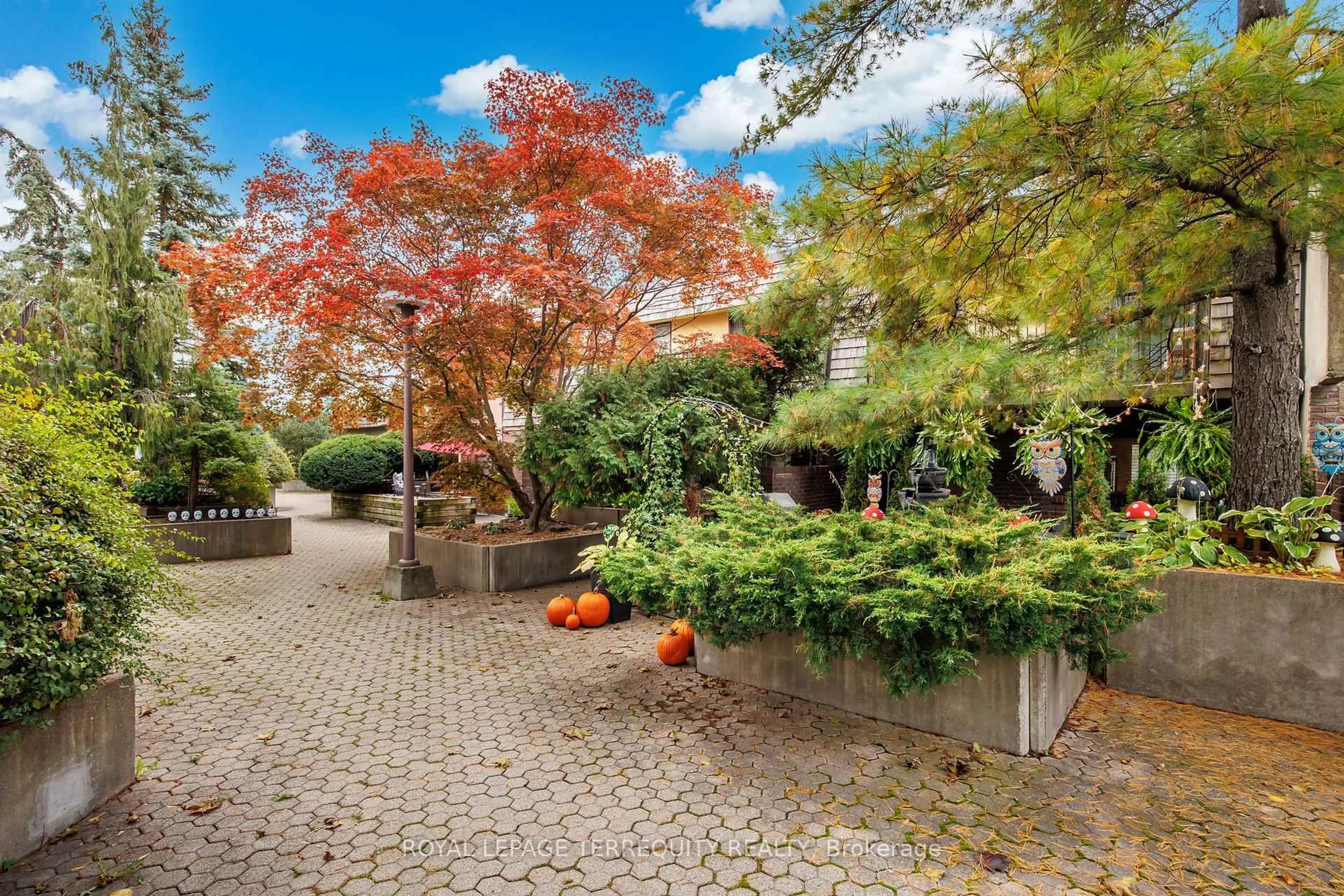 Patio, street for 1250 Mississauga Valley Blvd #77, Mississauga Ontario L5A 3R6