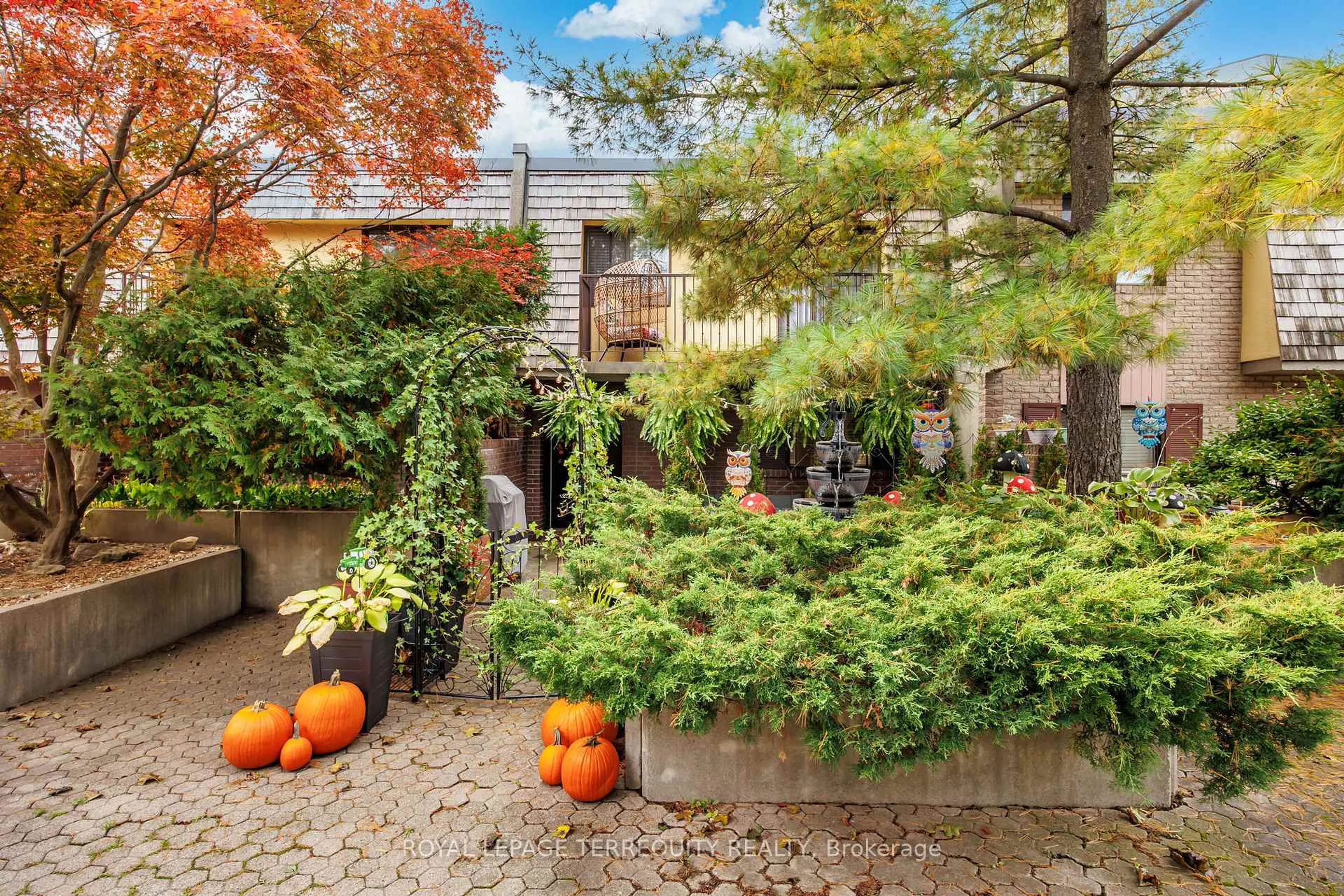 Patio, street for 1250 Mississauga Valley Blvd #77, Mississauga Ontario L5A 3R6
