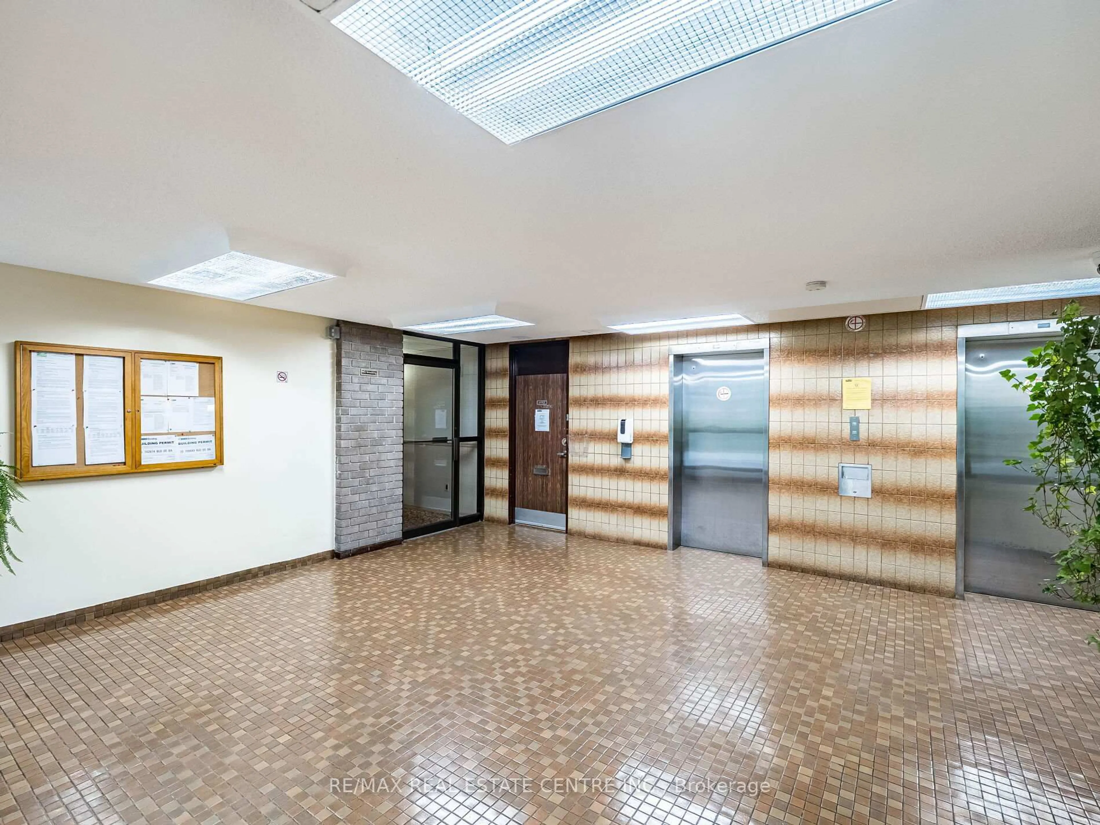 Indoor foyer for 3625 Lakeshore Blvd #Ph4/604, Toronto Ontario M8W 4W2