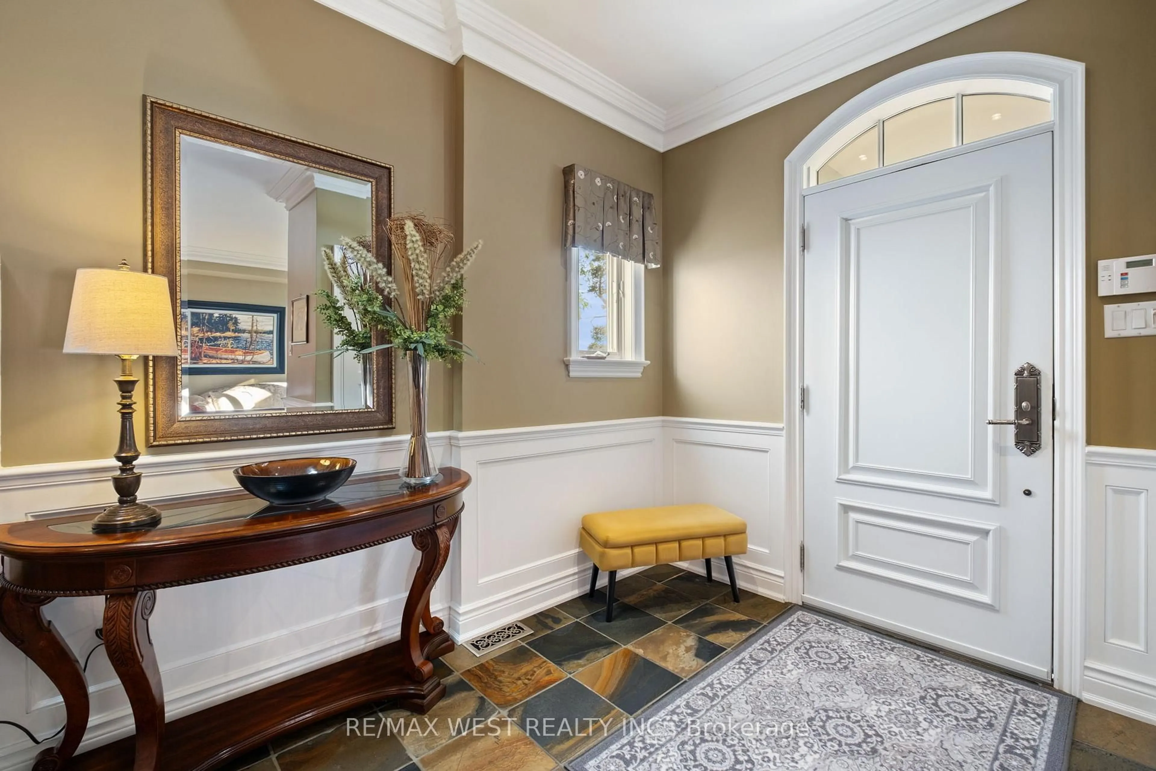 Indoor entryway for 11 Tremont Rd, Toronto Ontario M9B 3X3