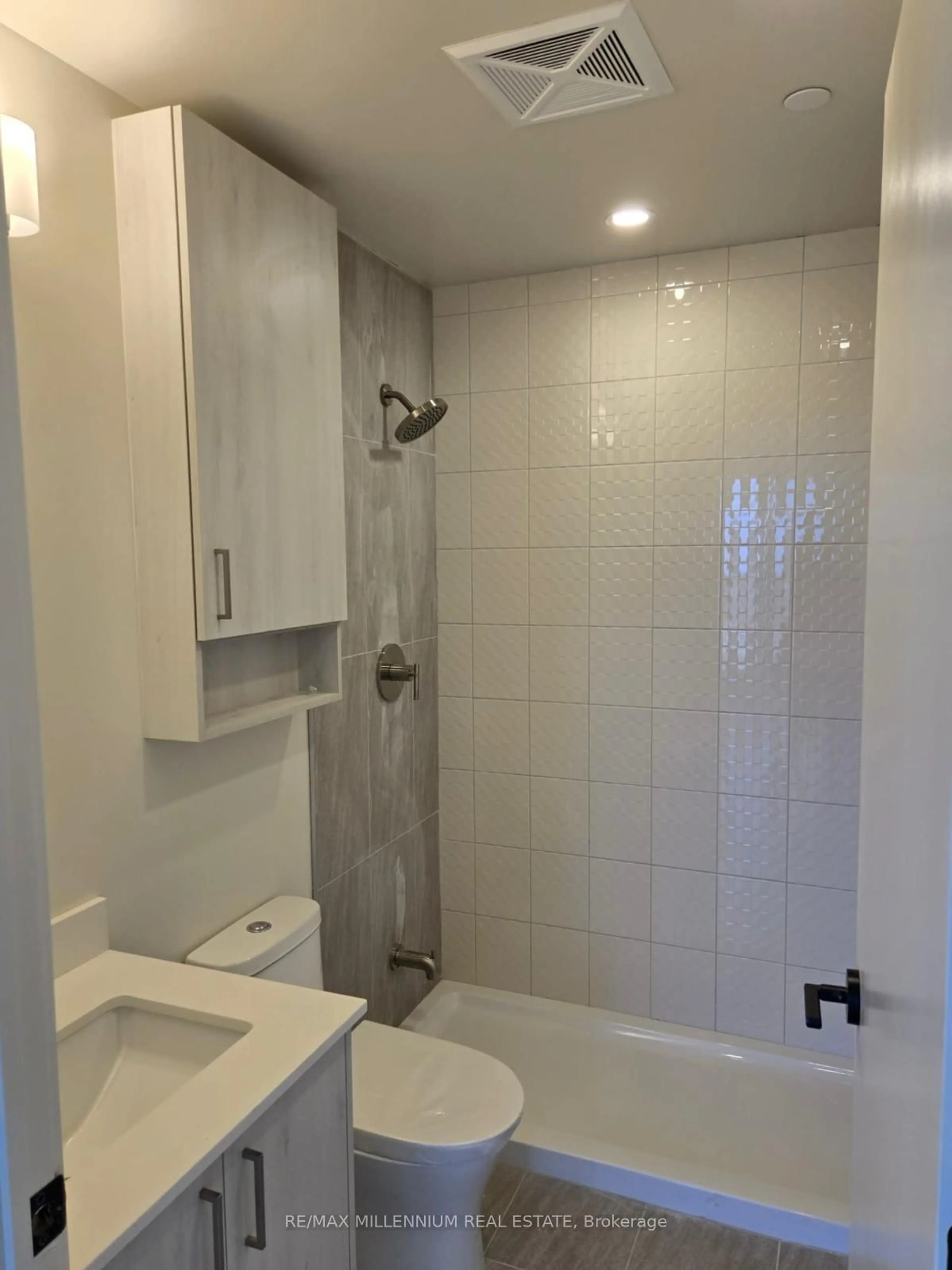 Standard bathroom, ceramic/tile floor for 8010 Derry Rd #1806, Milton Ontario L9T 9N3