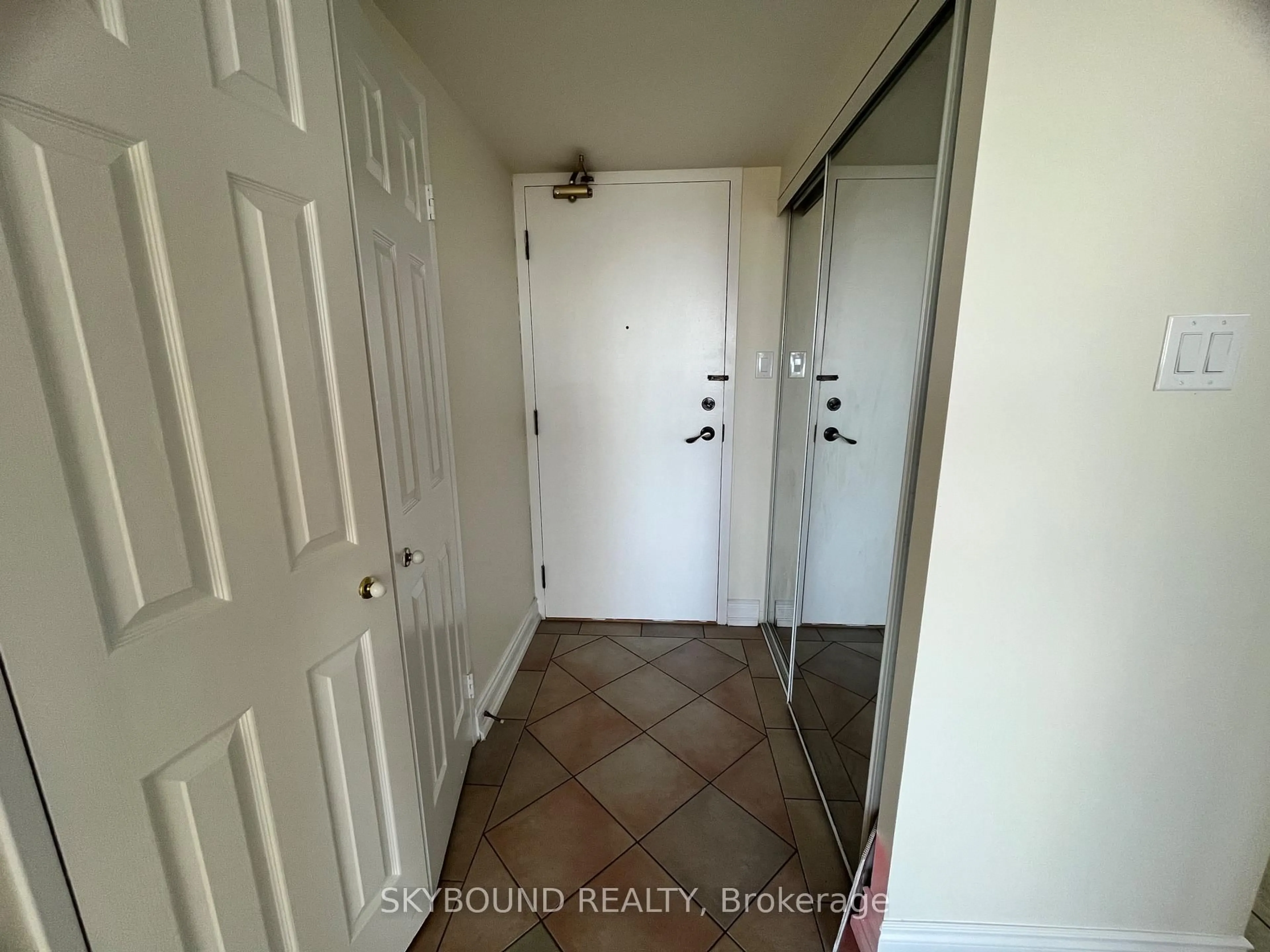 Indoor entryway for 4470 Tucana Crt #1501, Mississauga Ontario L5R 3K8