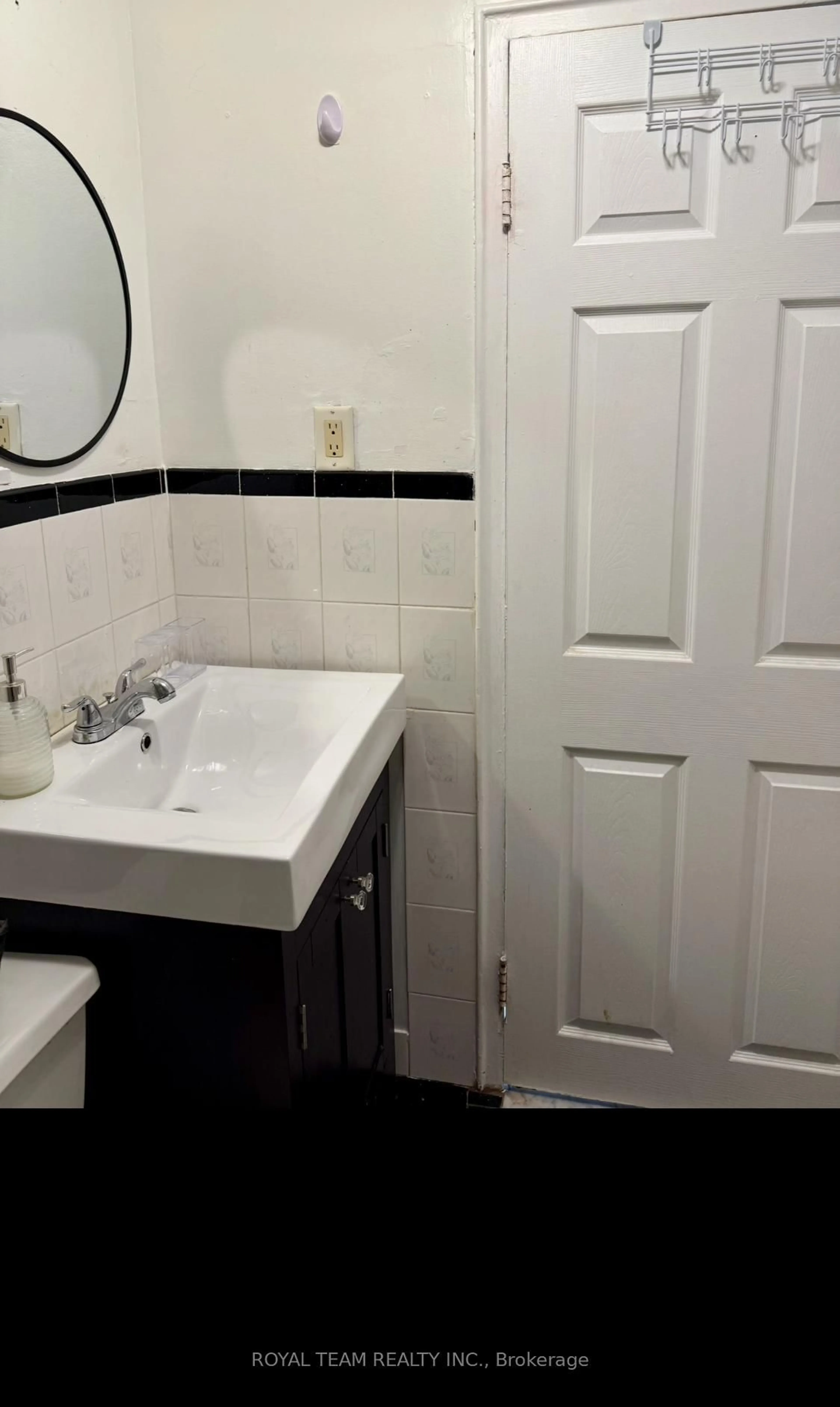 Standard bathroom, unknown for 708 Weston Rd, Toronto Ontario M6N 3R2