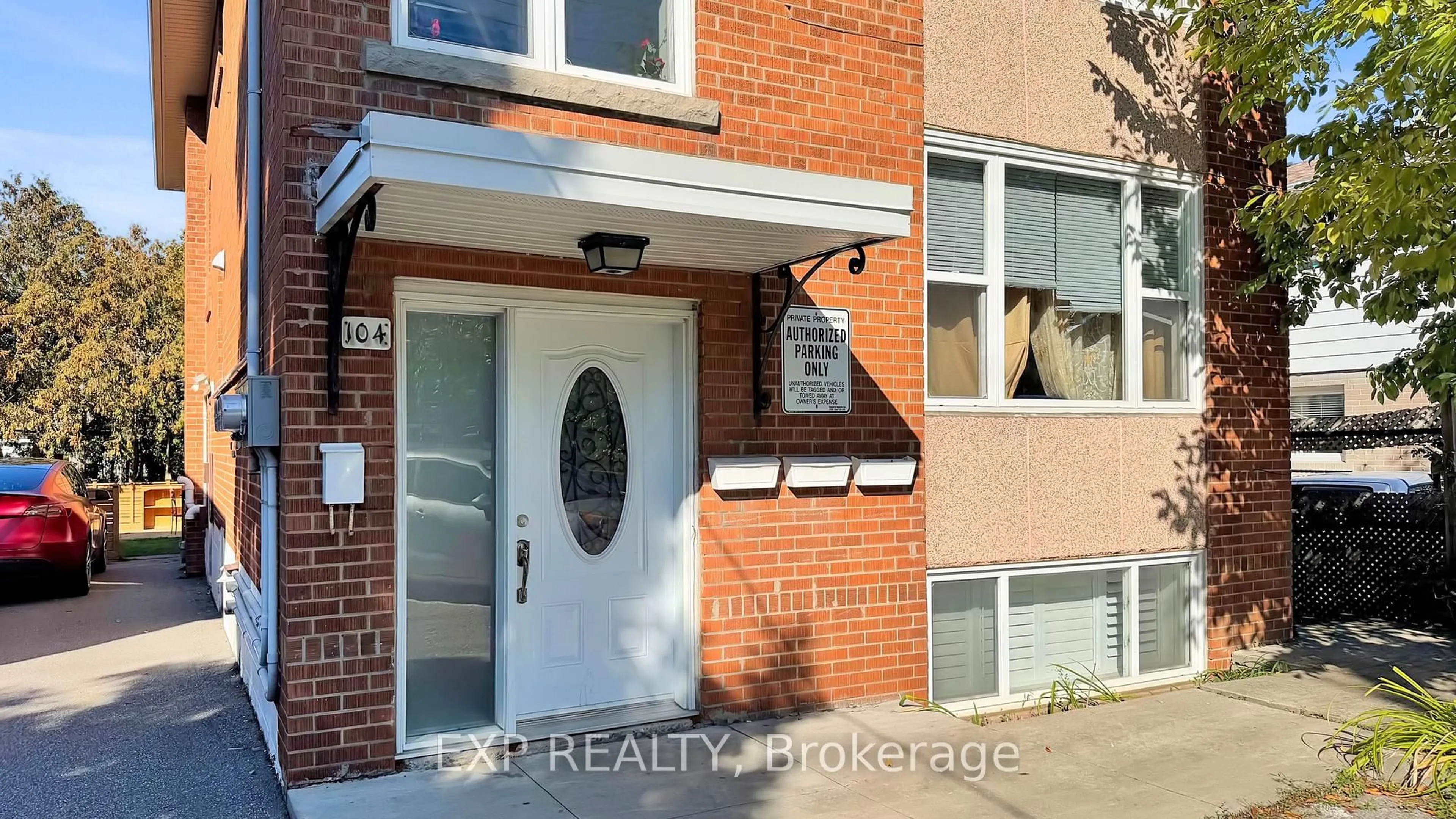 Indoor entryway for 104 Dixon Rd, Toronto Ontario M9P 2L6