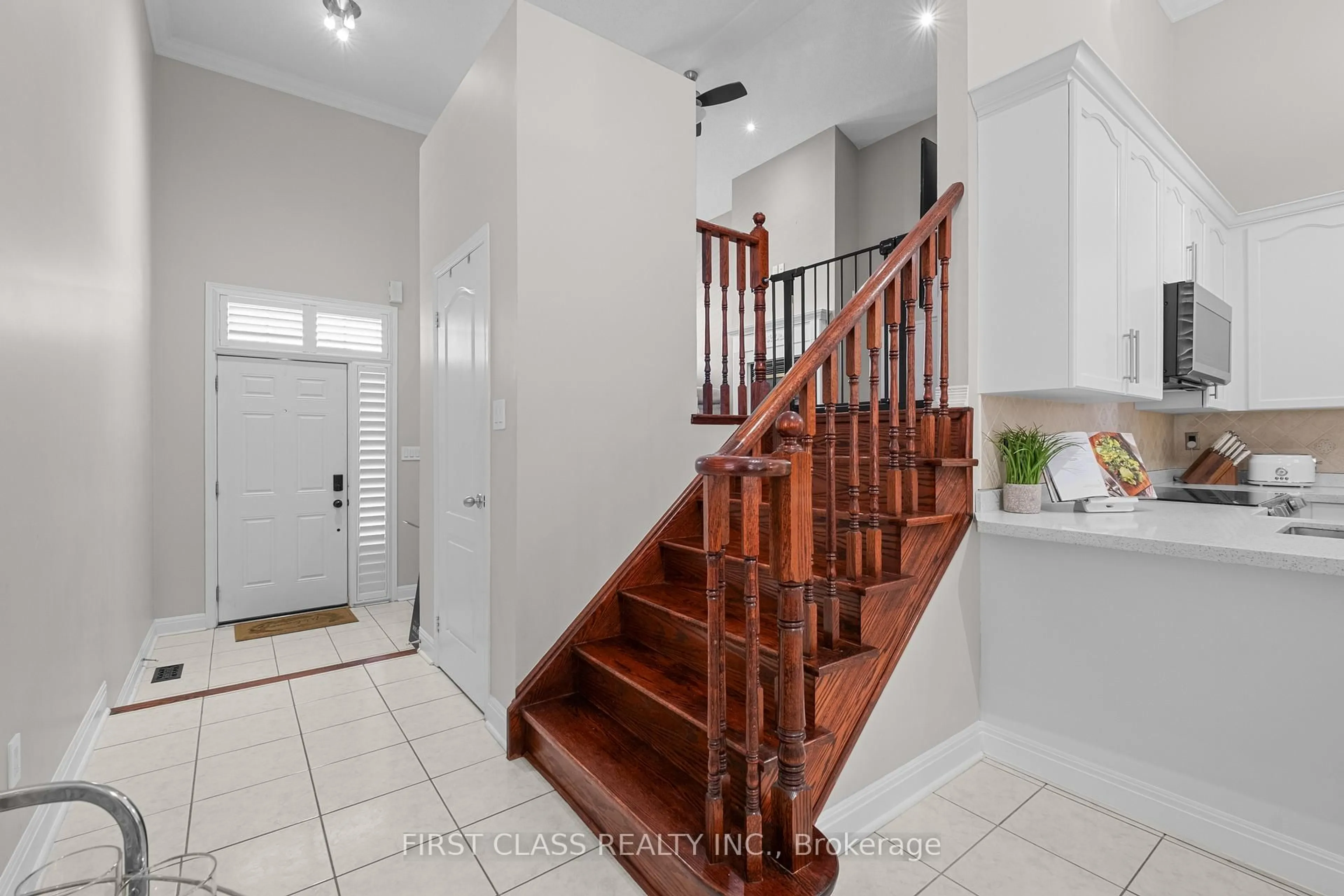 Indoor entryway for 15 Belinda Dr, Brampton Ontario L7A 2W7