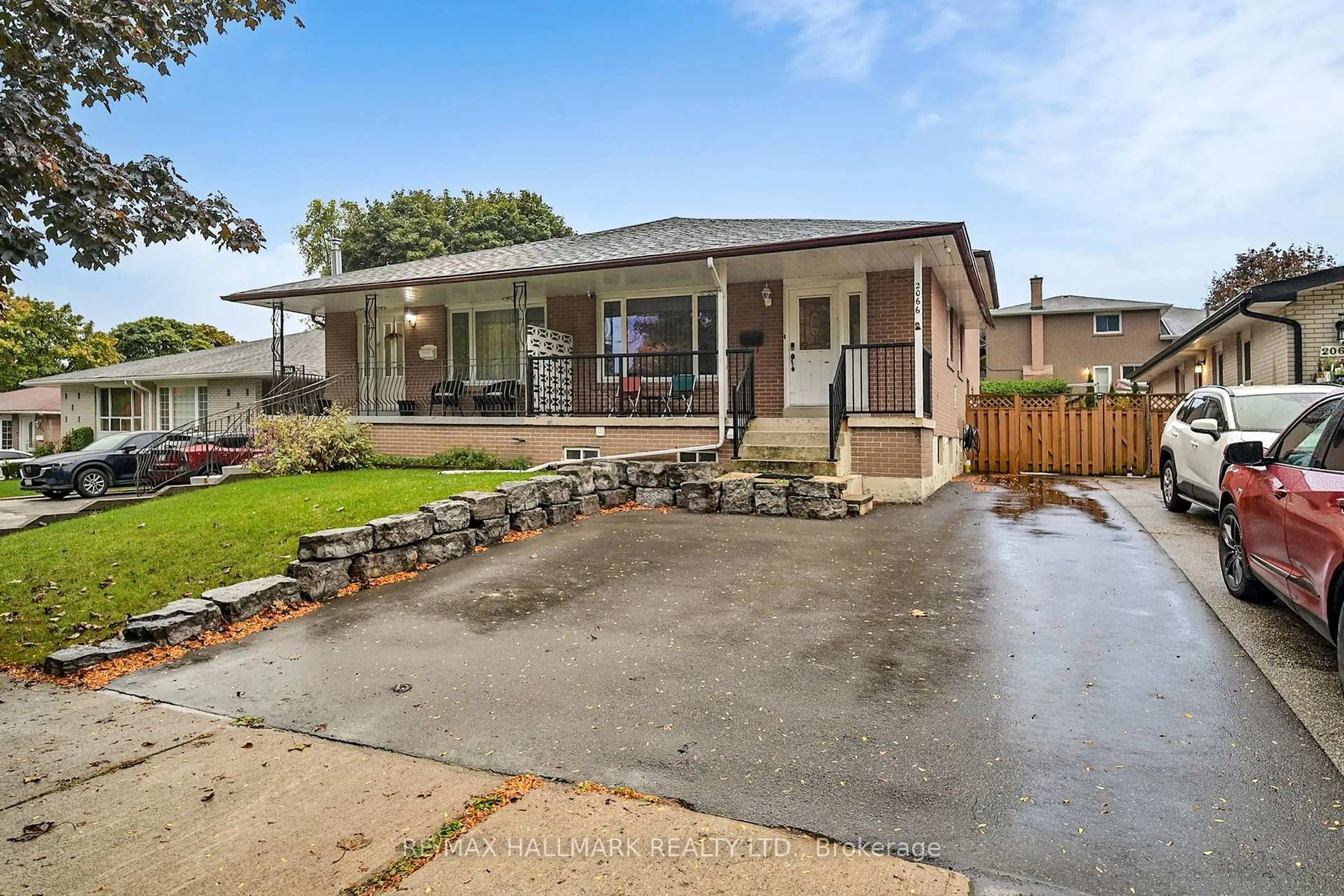 A pic from outside/outdoor area/front of a property/back of a property/a pic from drone, street for 2066 Fontwell Cres, Mississauga Ontario L5J 2G7