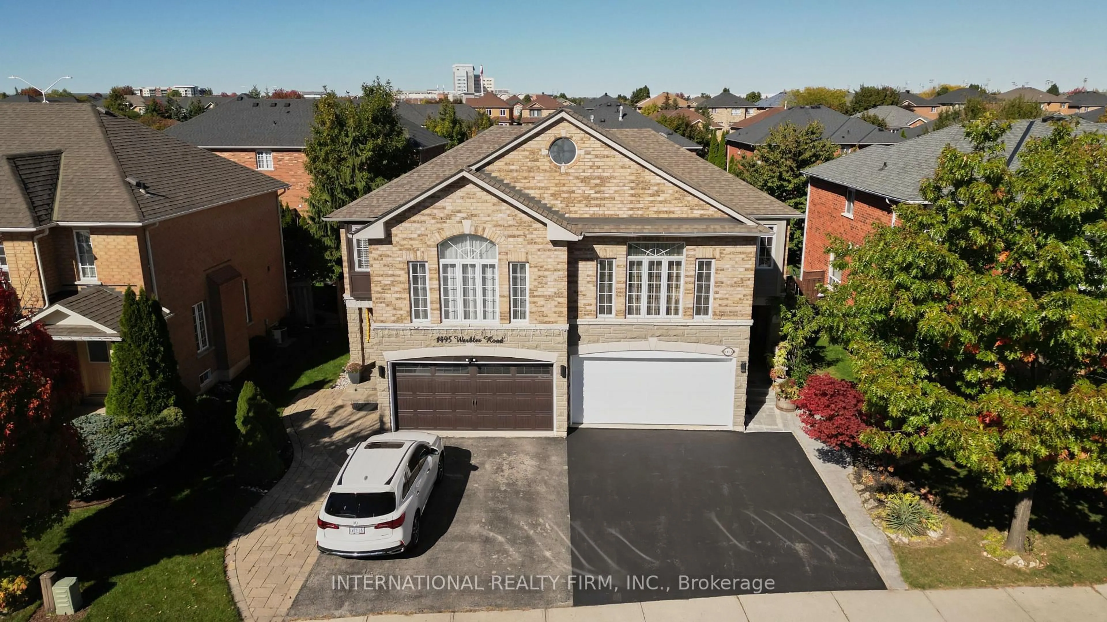 A pic from outside/outdoor area/front of a property/back of a property/a pic from drone, street for 1493 Warbler Rd, Oakville Ontario L6M 4B1