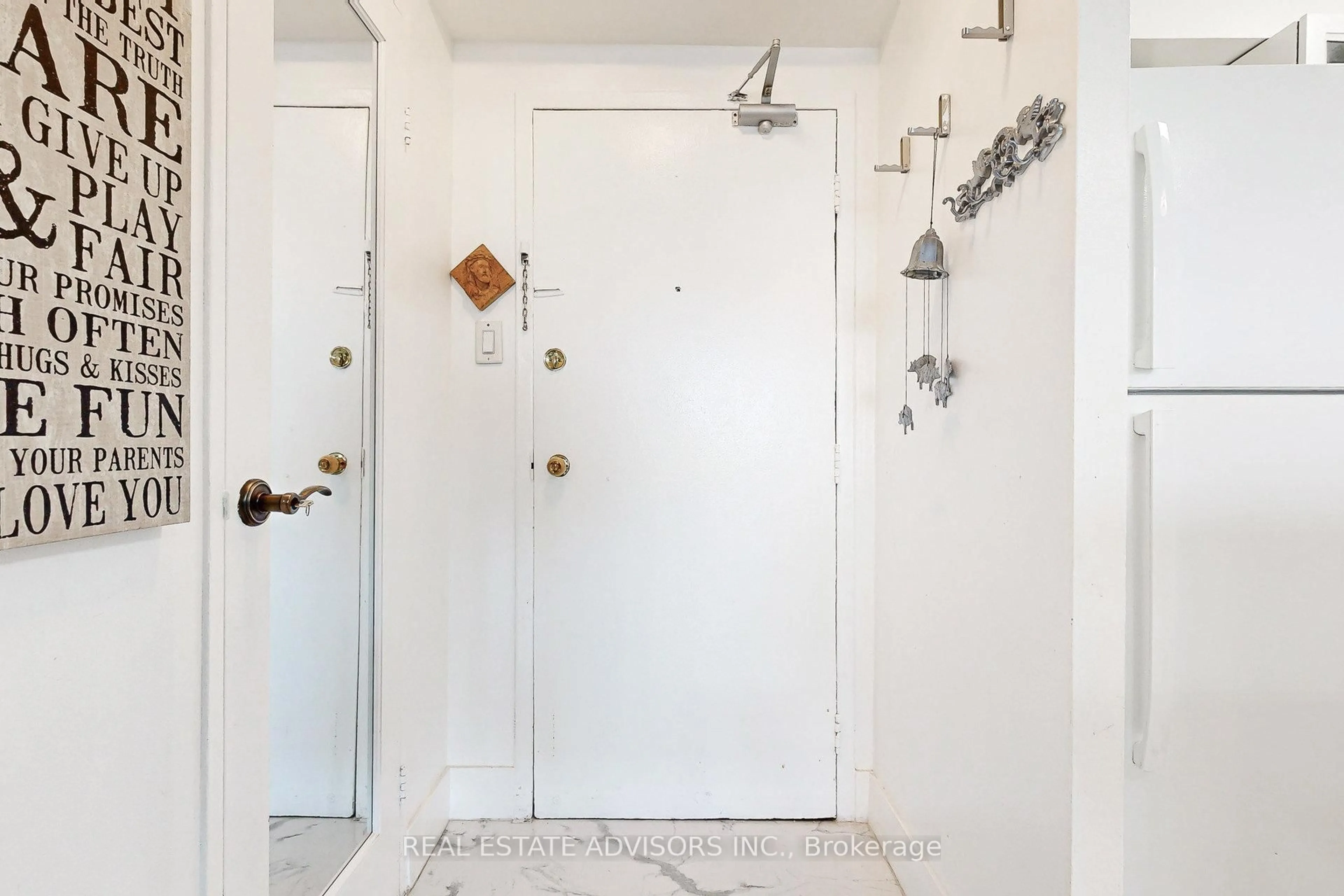 Indoor entryway for 10 Tobermory Dr #705, Toronto Ontario M3N 2Y5