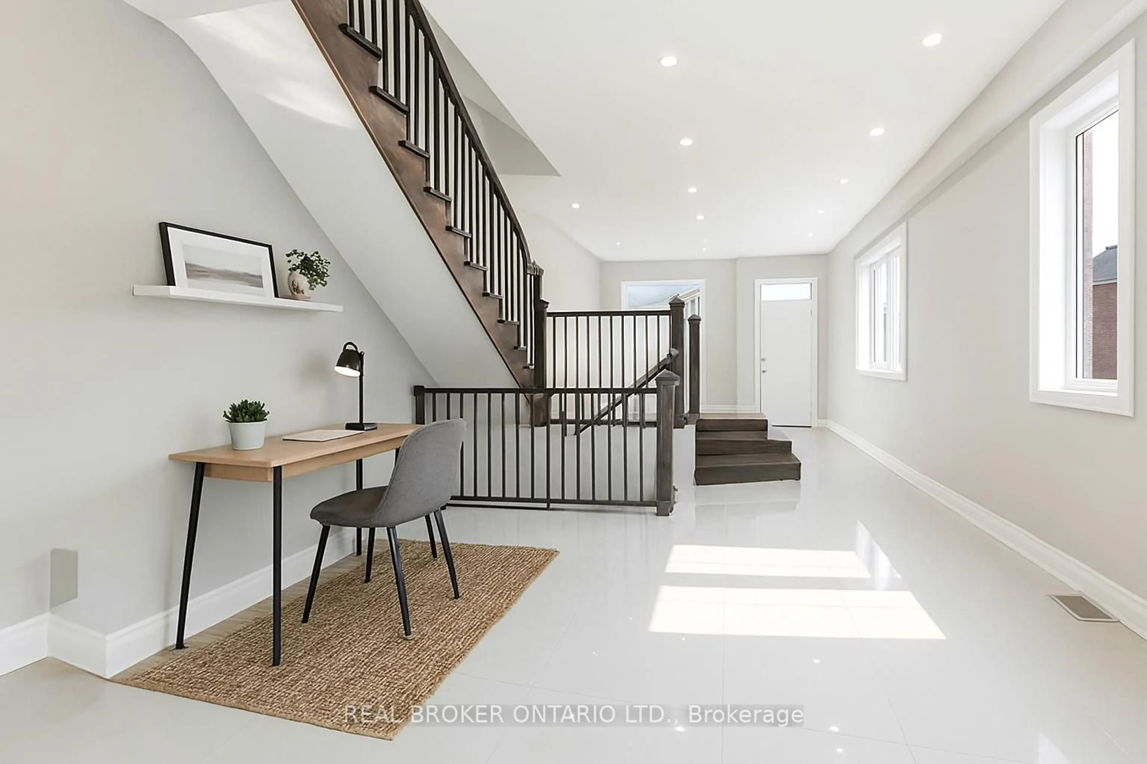 Indoor entryway for 108 Hatherley Rd, Toronto Ontario M6E 1W2