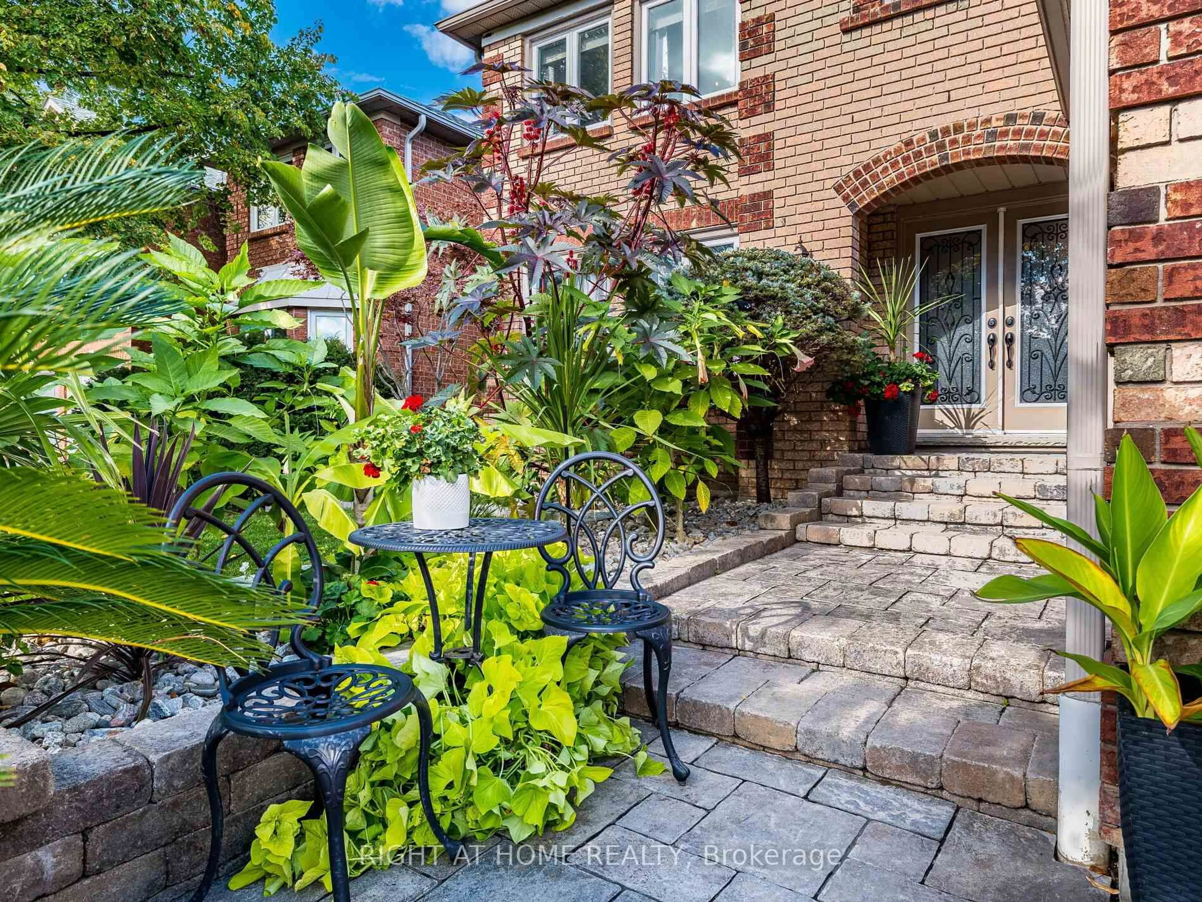 Patio, street for 1477 Ballantrae Dr, Mississauga Ontario L5M 3N6