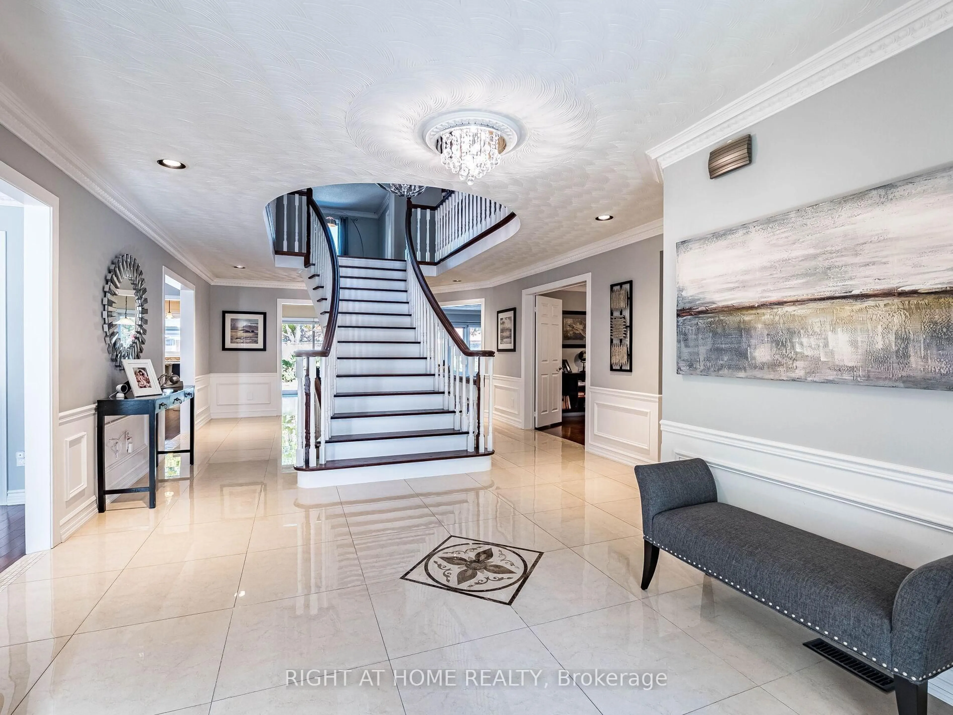 Indoor foyer for 1477 Ballantrae Dr, Mississauga Ontario L5M 3N6