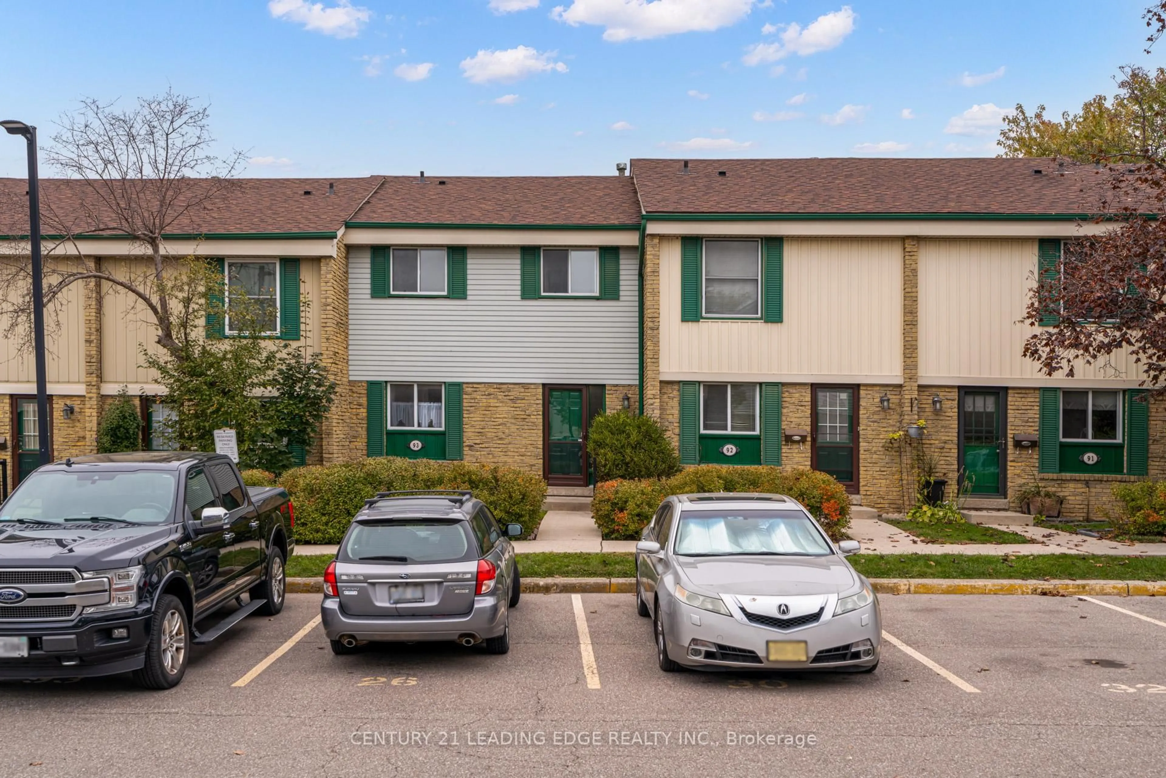 A pic from outside/outdoor area/front of a property/back of a property/a pic from drone, street for 2779 GANANOQUE Dr #93, Mississauga Ontario L5N 2E4