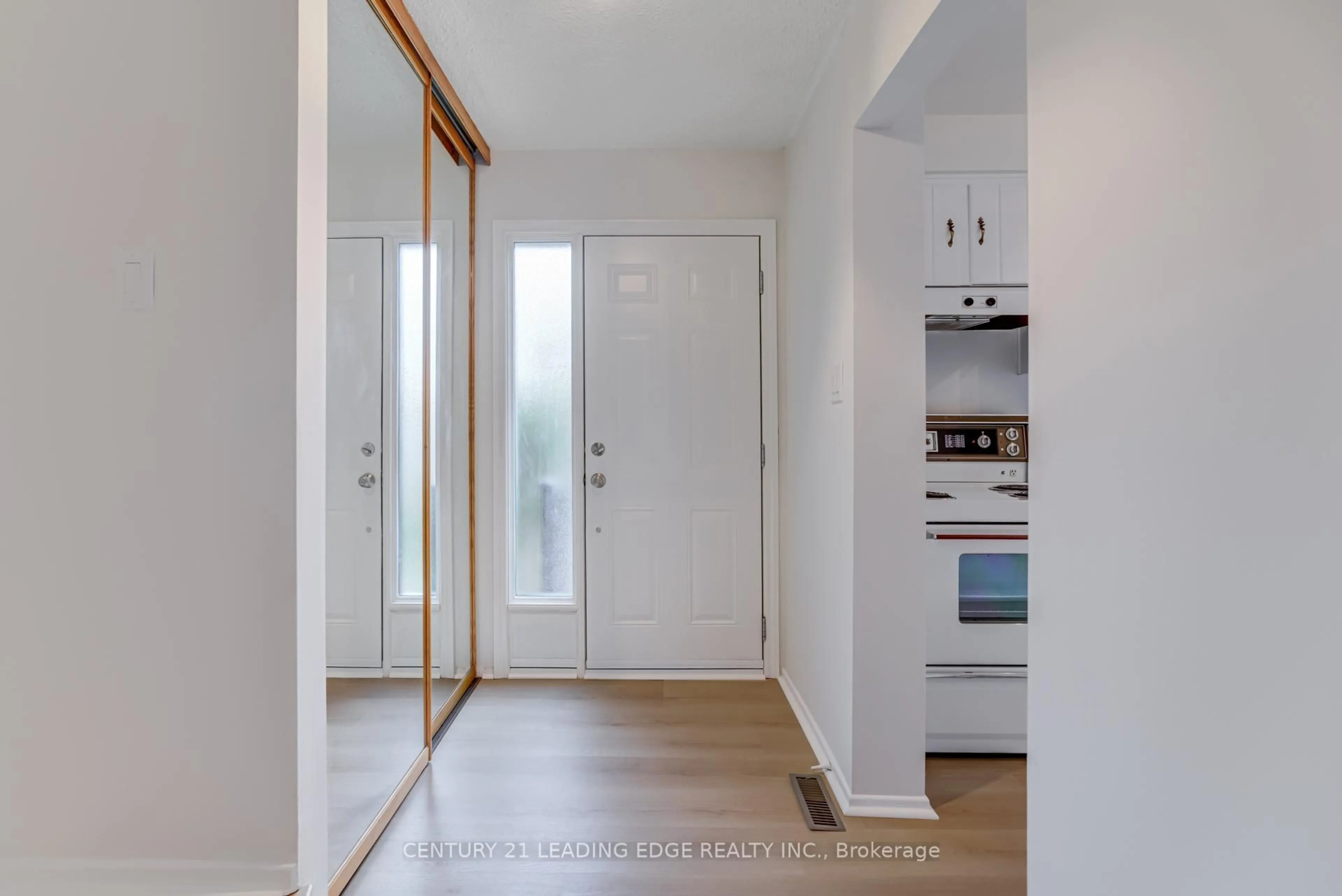 Indoor entryway for 2779 GANANOQUE Dr #93, Mississauga Ontario L5N 2E4