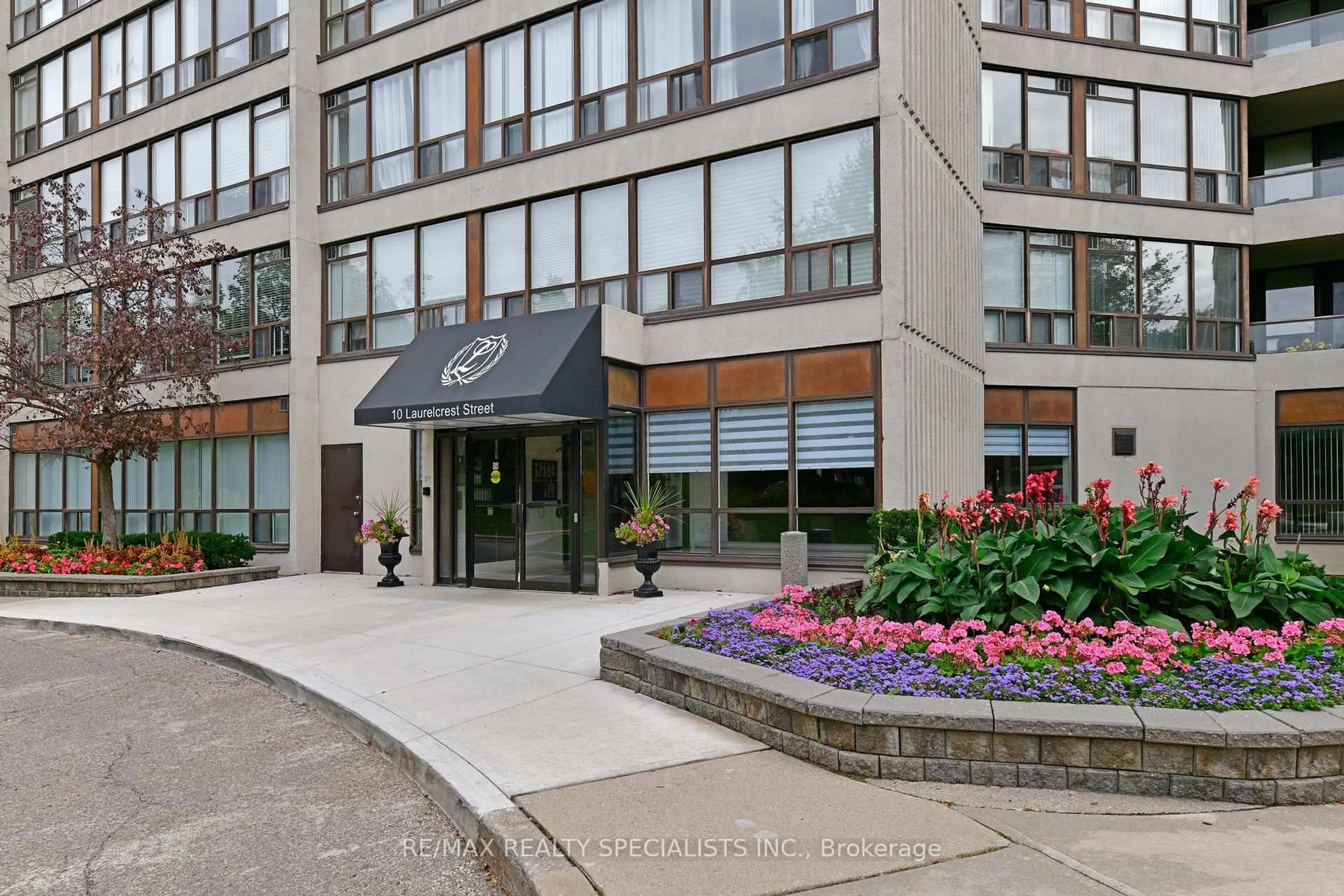 Indoor foyer for 10 Laurelcrest St #1112, Brampton Ontario L6S 5Y3