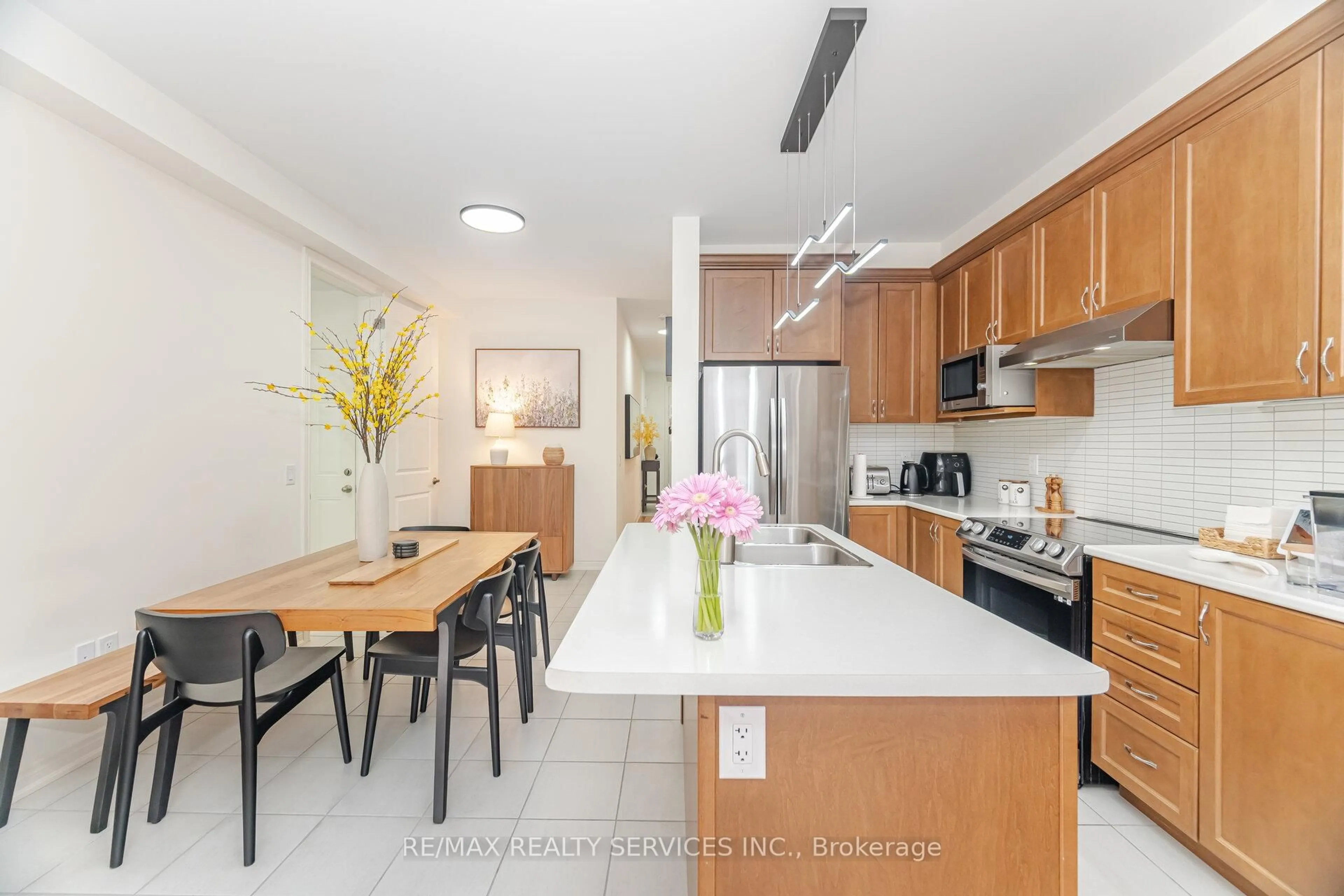 Open concept kitchen, unknown for 29 Benhurst Cres, Brampton Ontario L7A 5A2