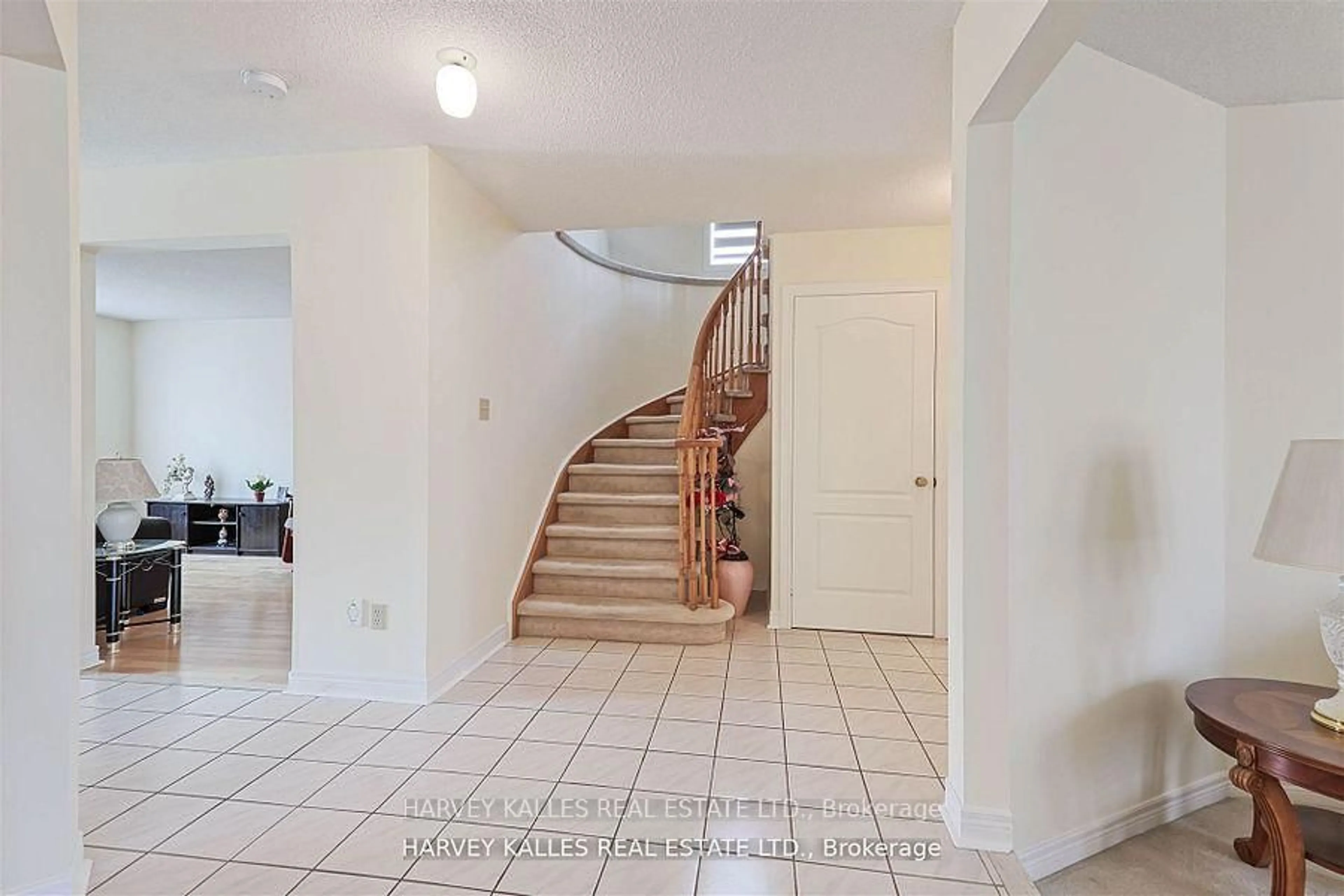 Indoor foyer for 5108 Heatherleigh Ave, Mississauga Ontario L5V 1M7