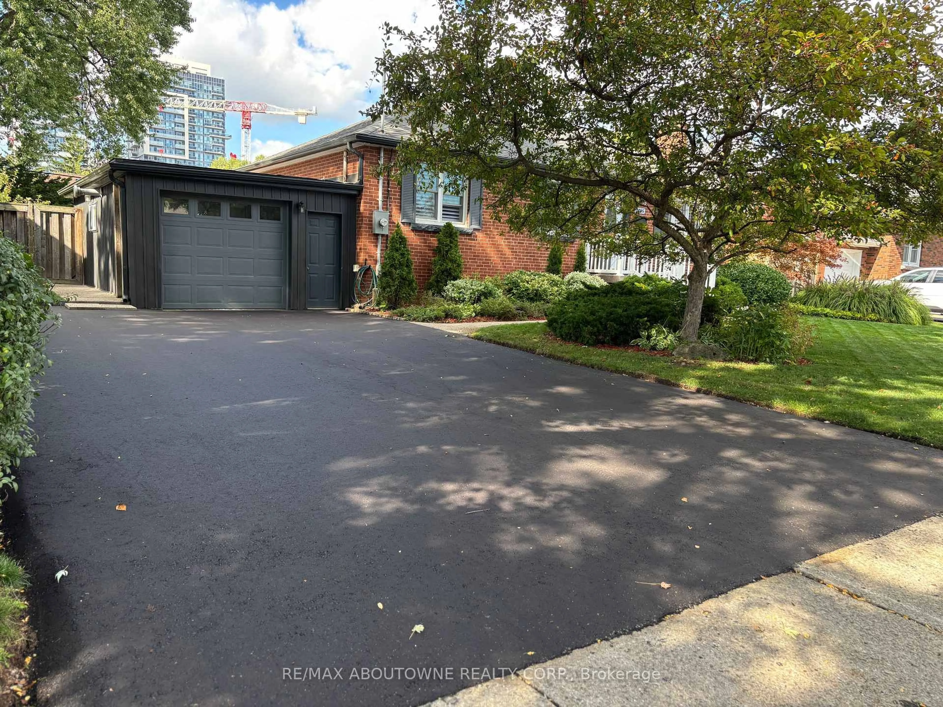 A pic from outside/outdoor area/front of a property/back of a property/a pic from drone, street for 2105 Maplewood Dr, Burlington Ontario L7R 2C6