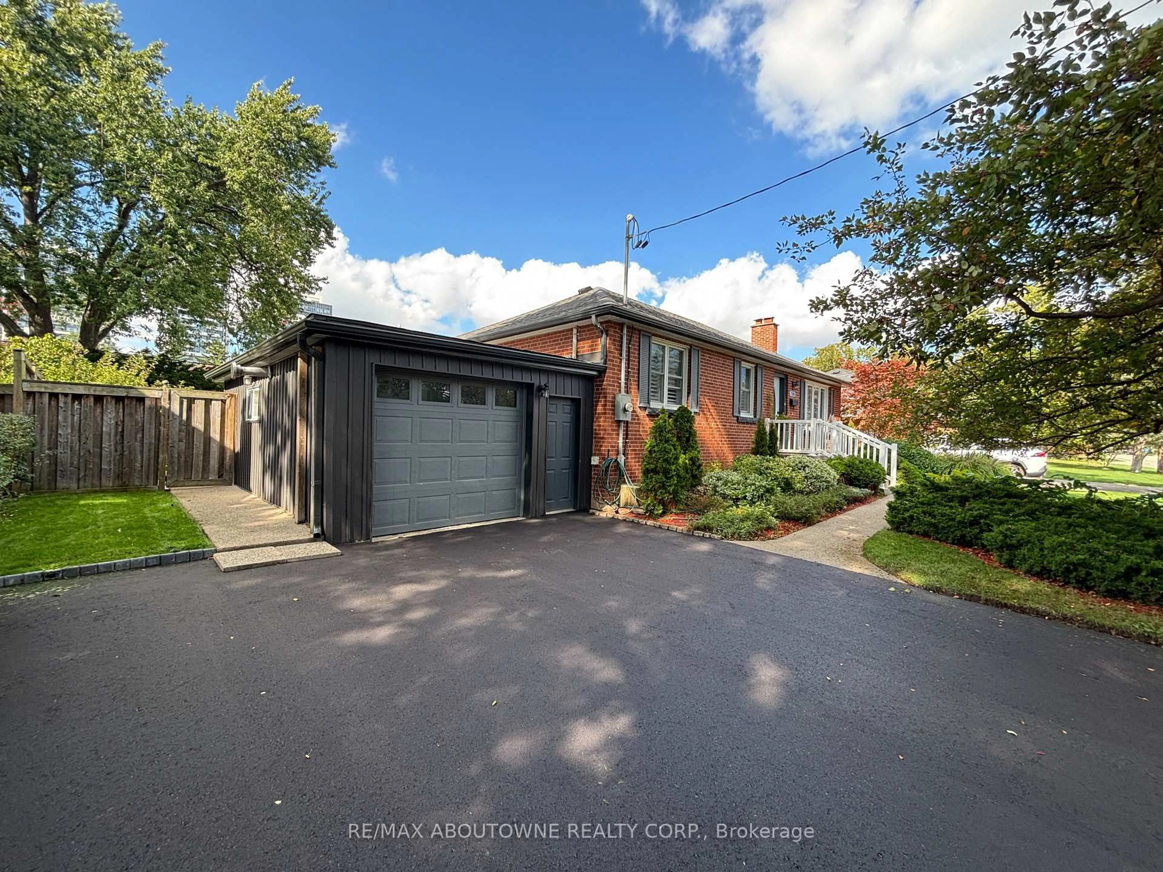 A pic from outside/outdoor area/front of a property/back of a property/a pic from drone, street for 2105 Maplewood Dr, Burlington Ontario L7R 2C6