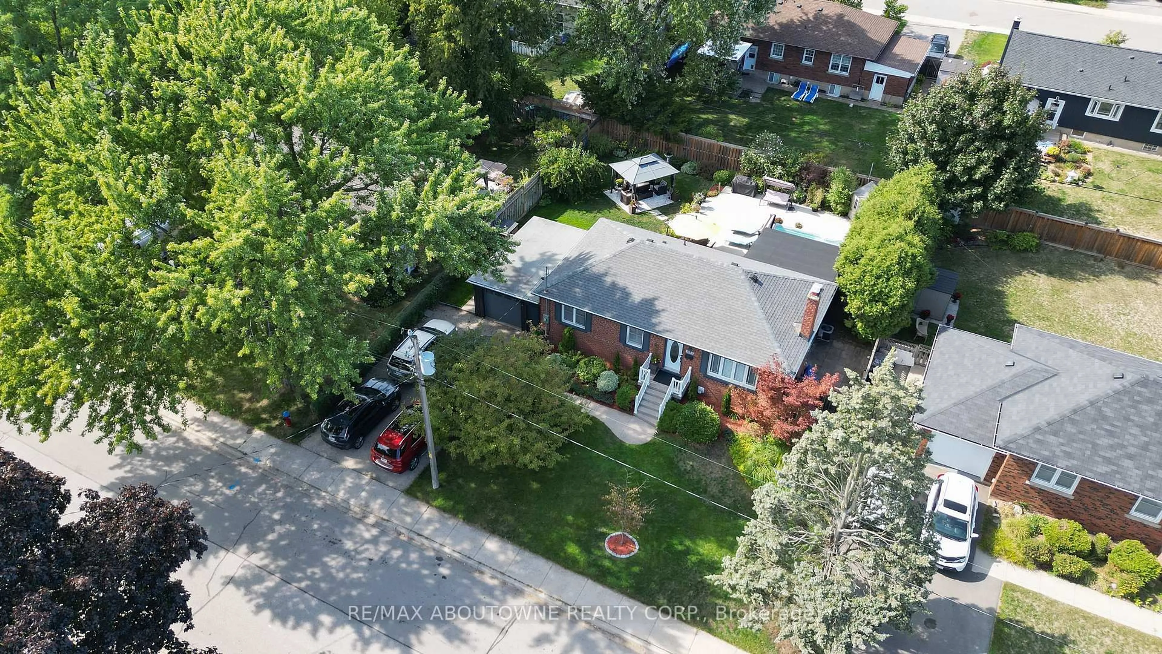 A pic from outside/outdoor area/front of a property/back of a property/a pic from drone, street for 2105 Maplewood Dr, Burlington Ontario L7R 2C6
