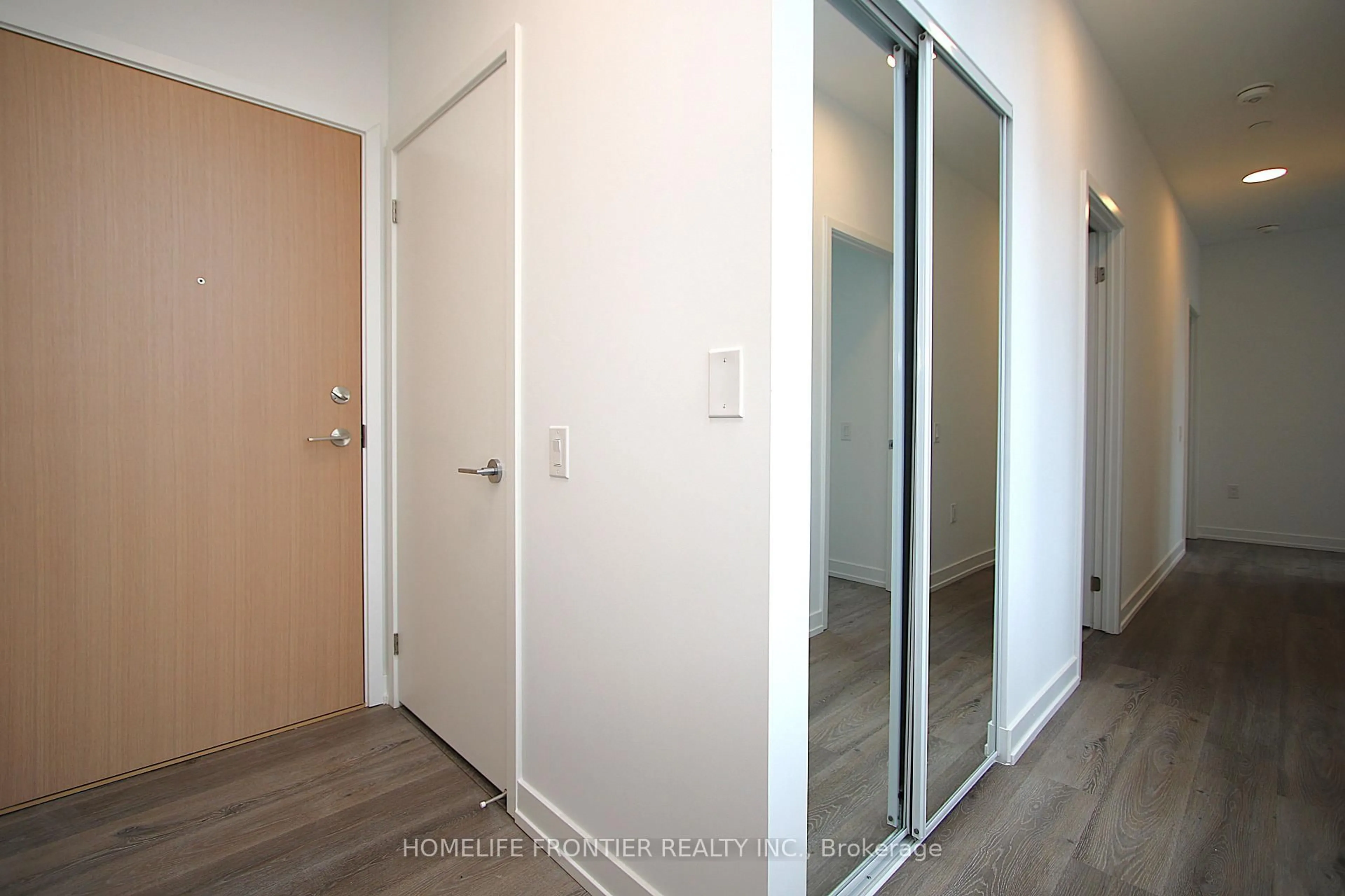 Indoor entryway for 395 Square One Dr #202, Mississauga Ontario L5B 0P6