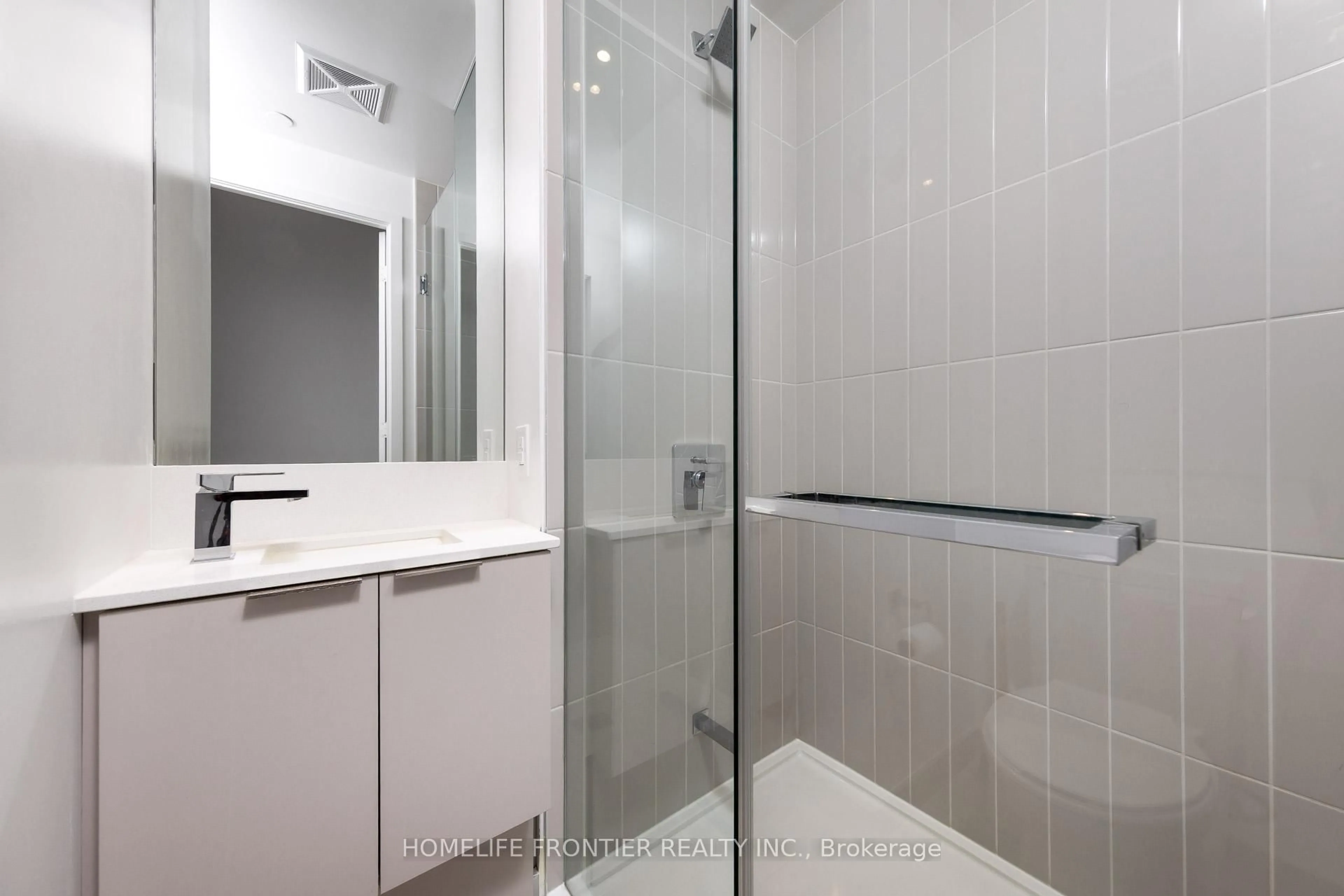 Standard bathroom, unknown for 3900 Confederation Pkwy #2807, Mississauga Ontario L5B 0M3