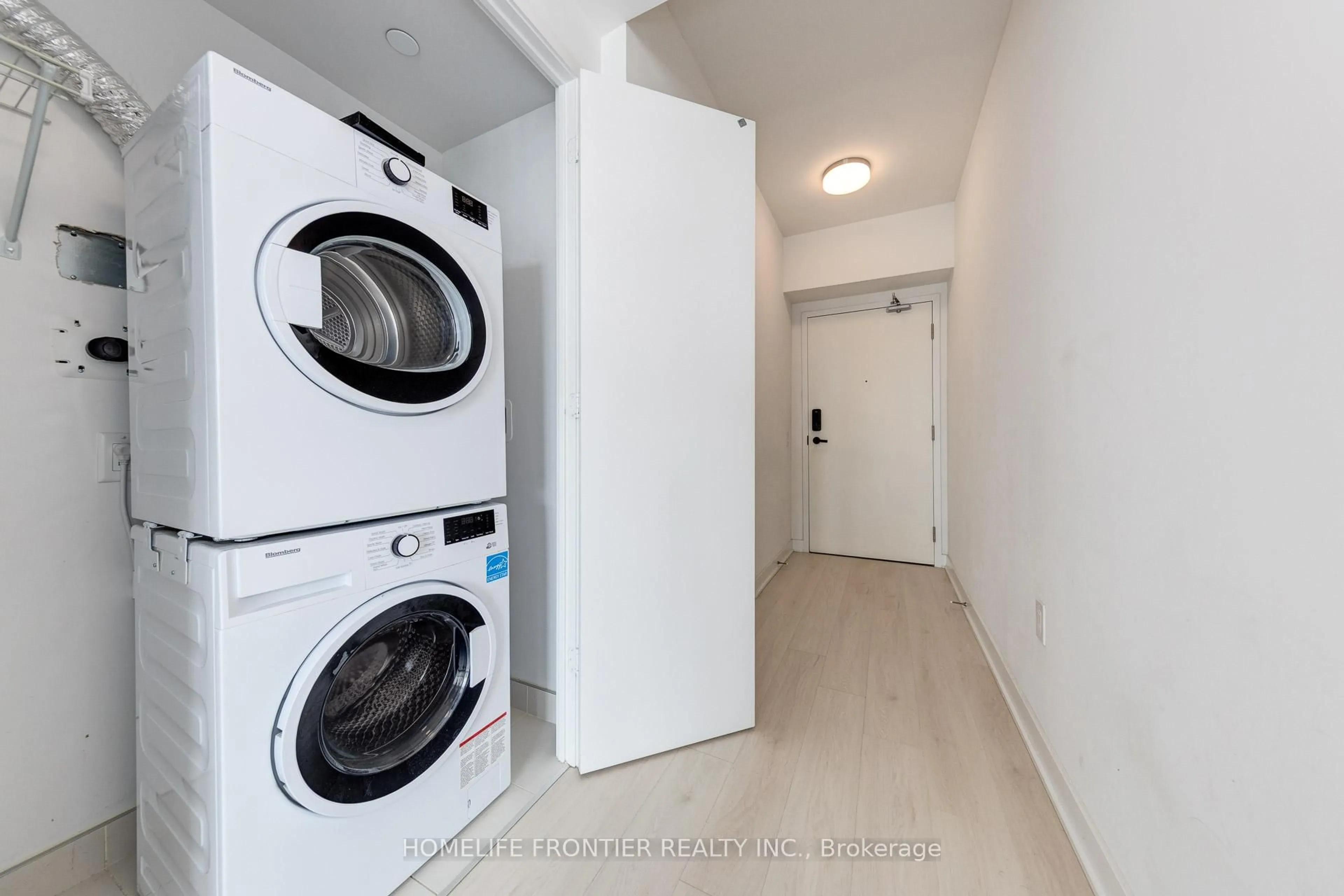 Laundry room for 3900 Confederation Pkwy #2807, Mississauga Ontario L5B 0M3