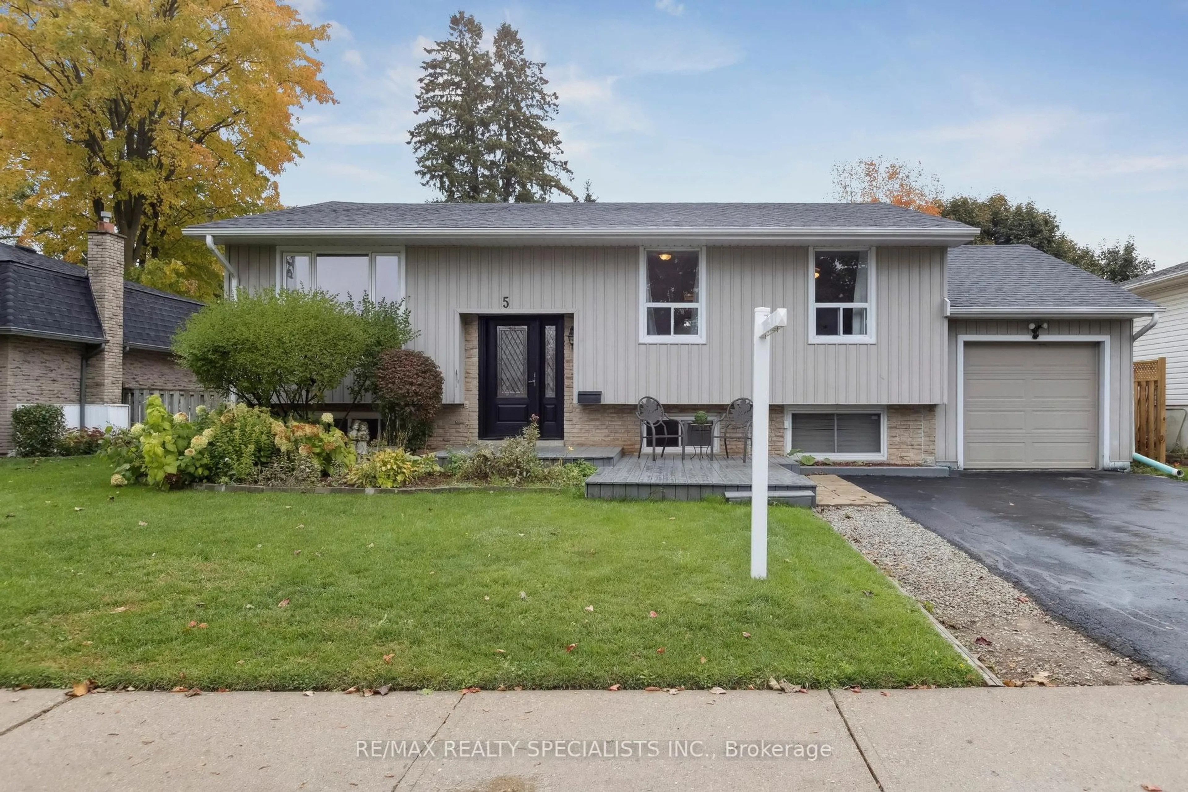 Home with vinyl exterior material, street for 5 Rosemary Rd, Halton Hills Ontario L7J 1E9