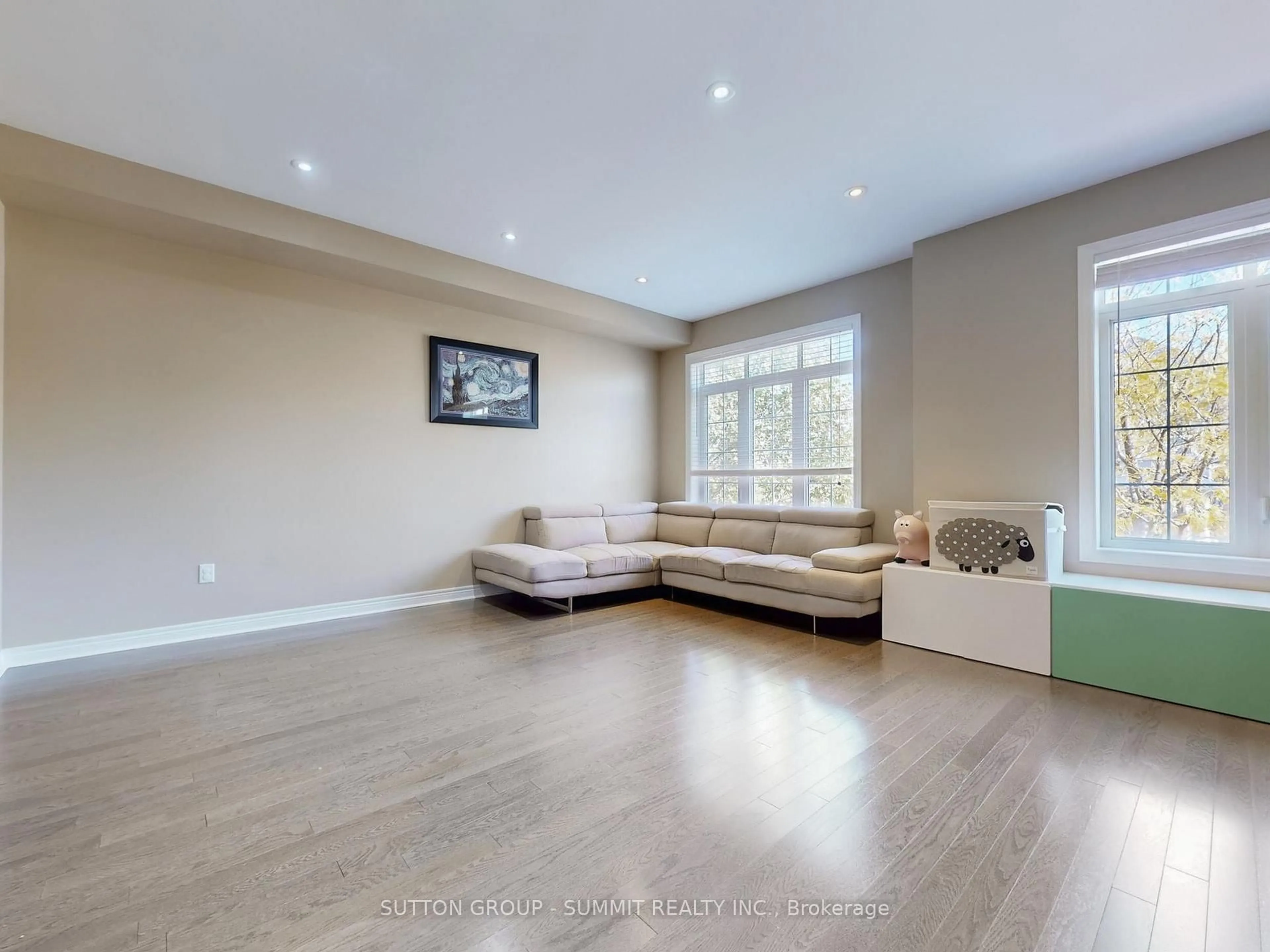 Living room with furniture, unknown for 3050 EBERLY WOODS Dr, Oakville Ontario L6M 0T5