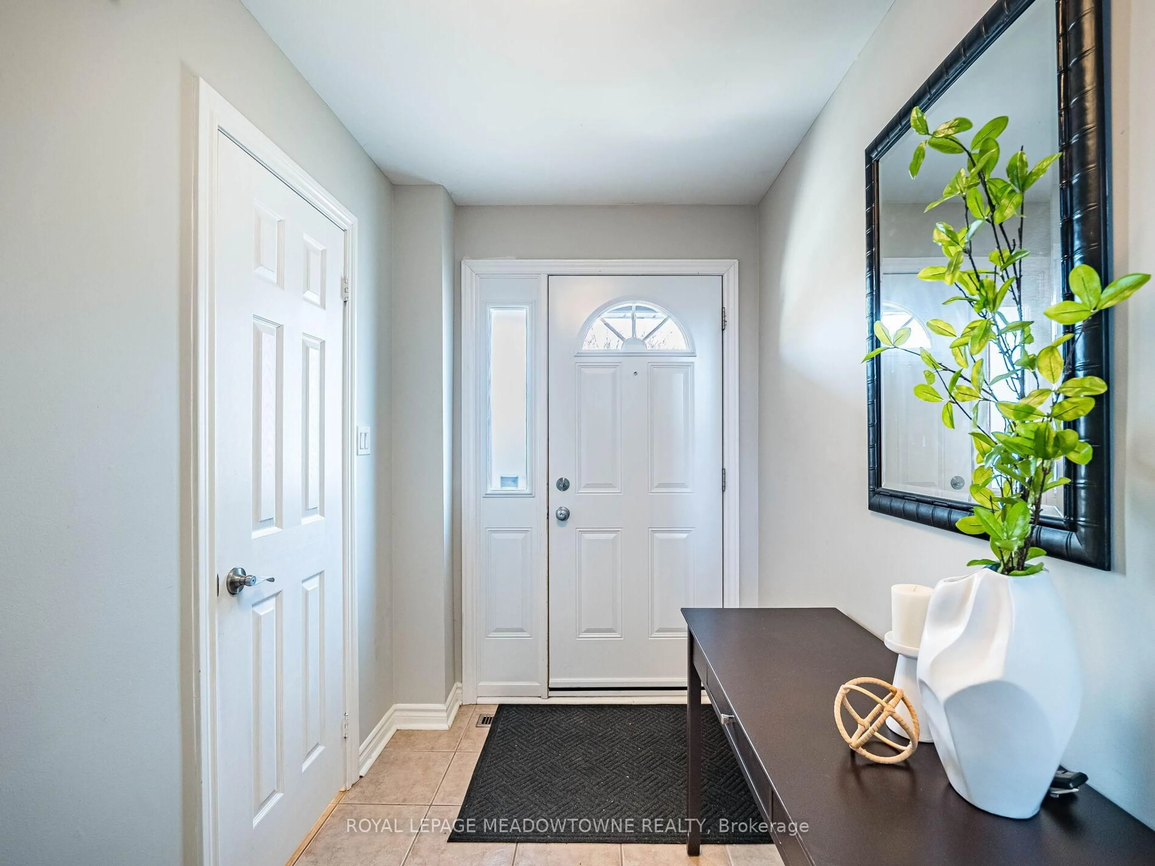 Indoor entryway for 6780 Formentera Ave #75, Mississauga Ontario L5N 2L1