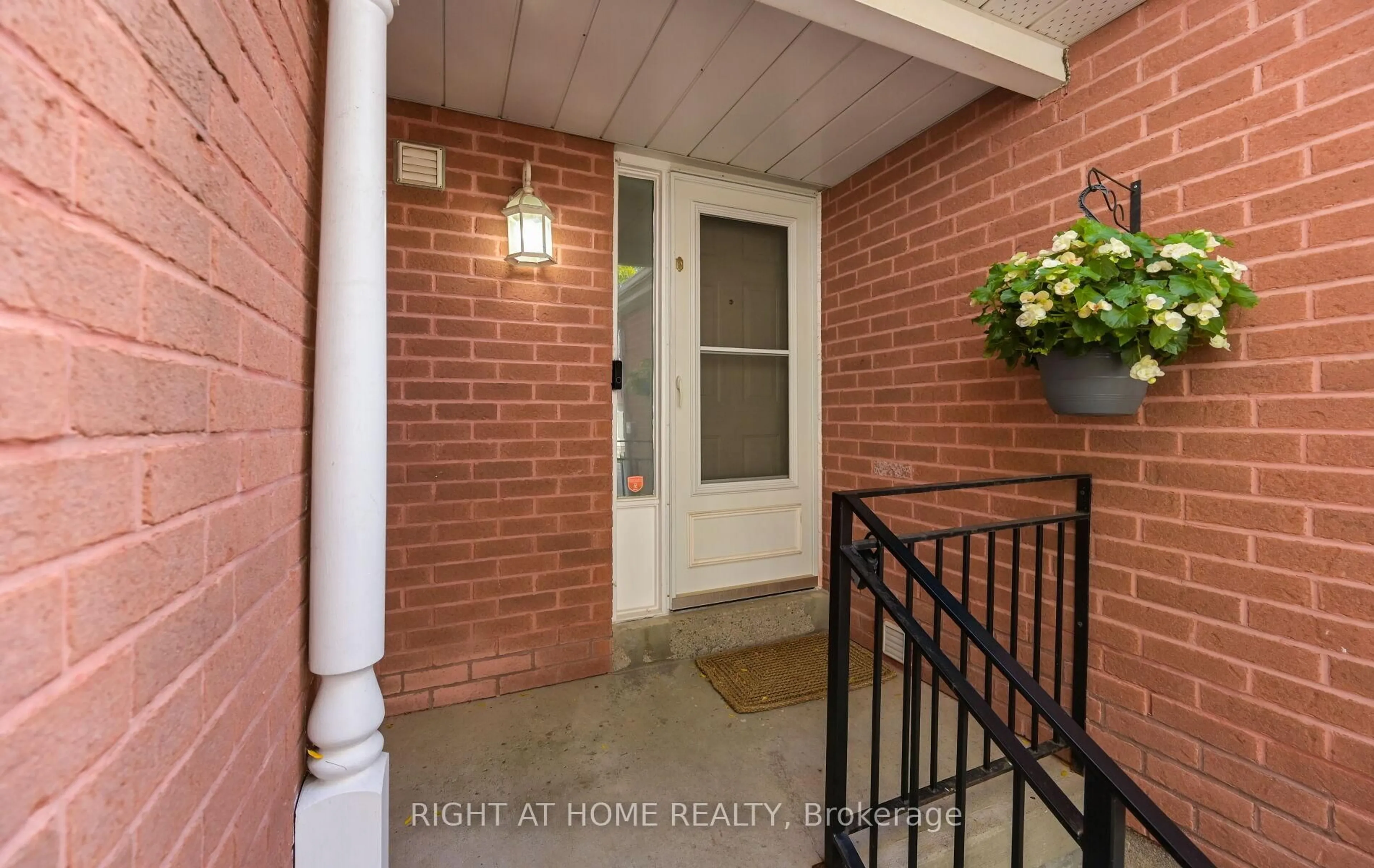 Indoor entryway for 6050 Bidwell Tr #7, Mississauga Ontario L5V 1V6
