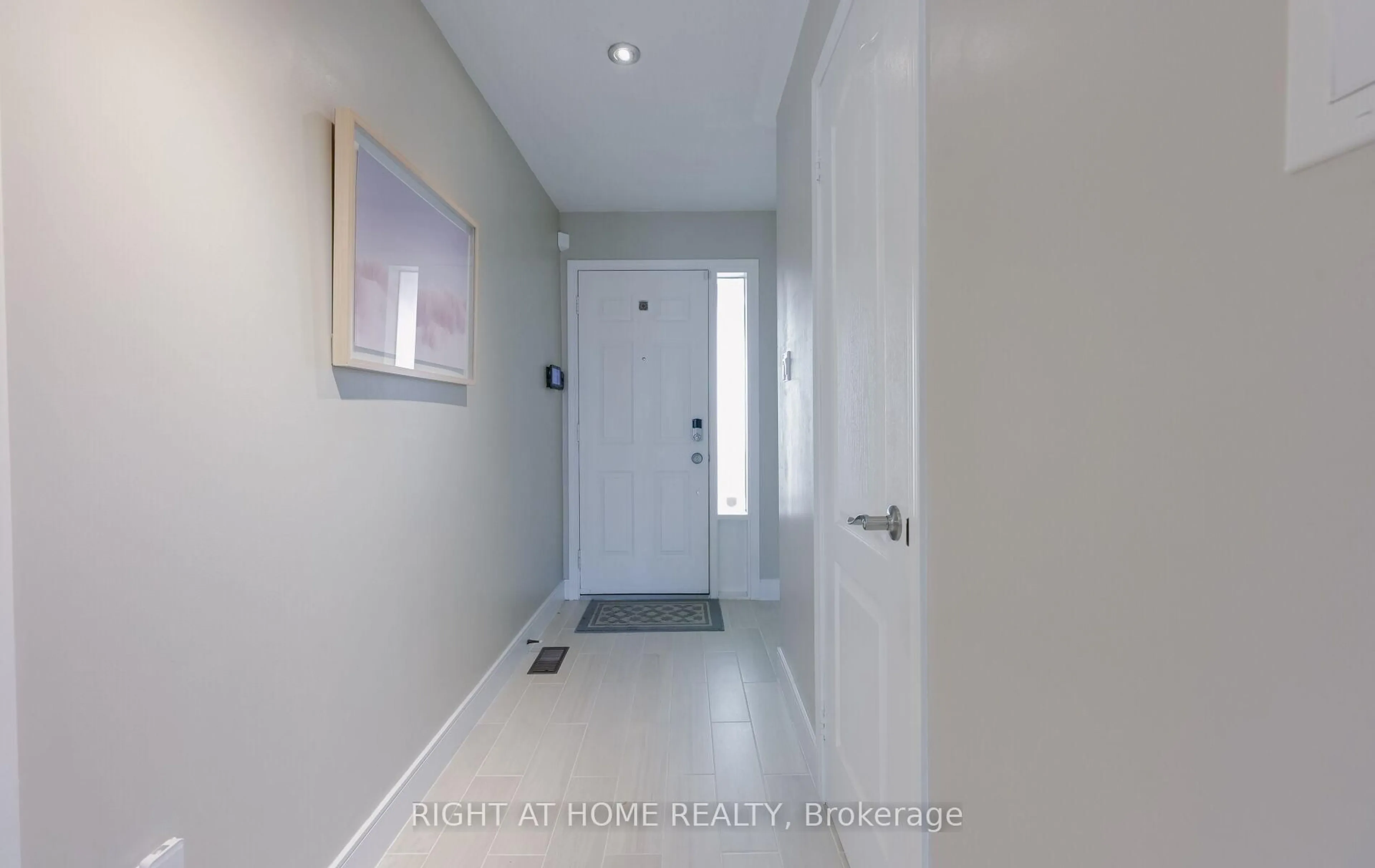 Indoor entryway for 6050 Bidwell Tr #7, Mississauga Ontario L5V 1V6