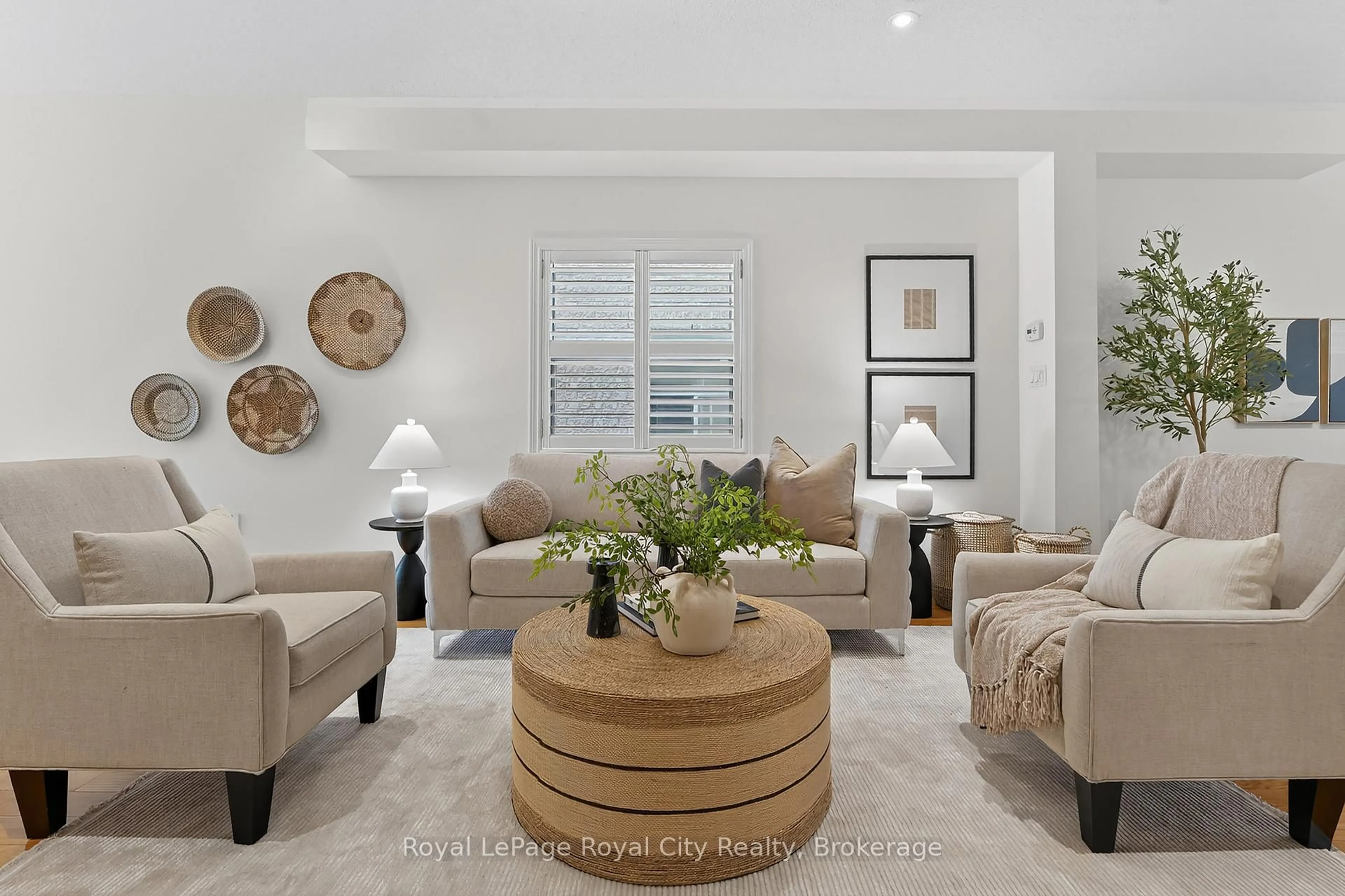 Living room with furniture, unknown for 275 Comiskey Cres, Mississauga Ontario L5W 0C4