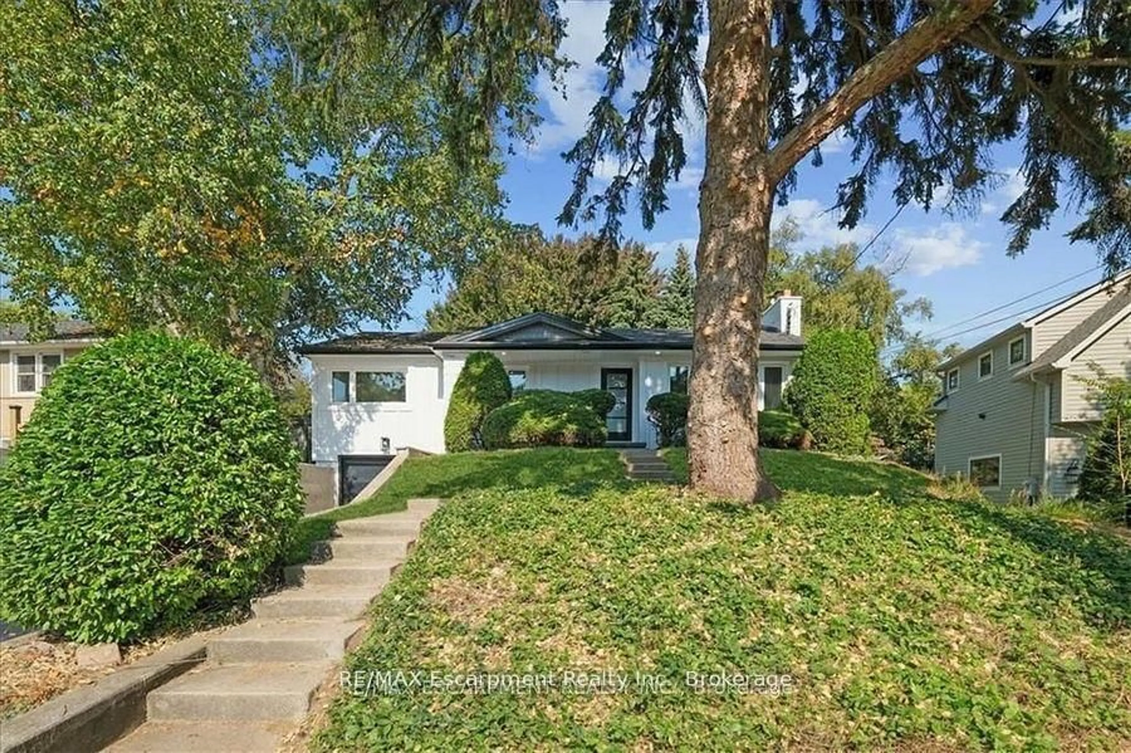 Home with vinyl exterior material, street for 214 Lakewood Dr, Oakville Ontario L6K 1P2
