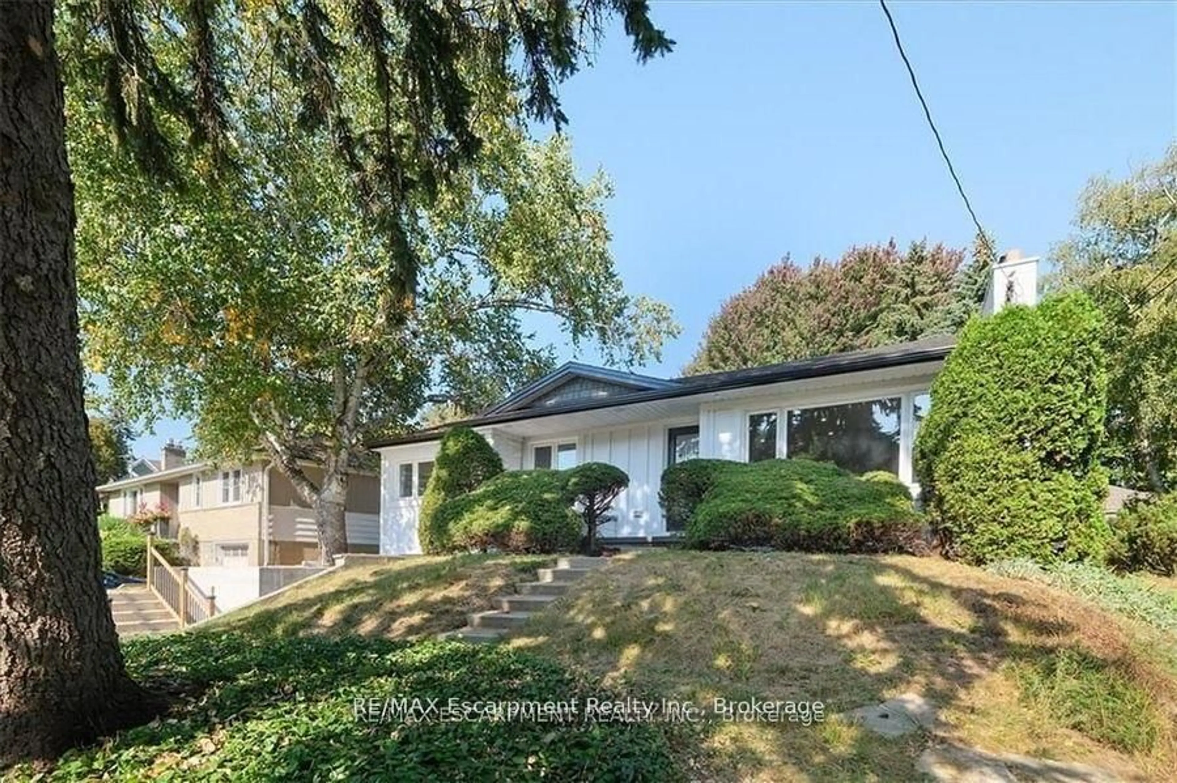 A pic from outside/outdoor area/front of a property/back of a property/a pic from drone, street for 214 Lakewood Dr, Oakville Ontario L6K 1P2