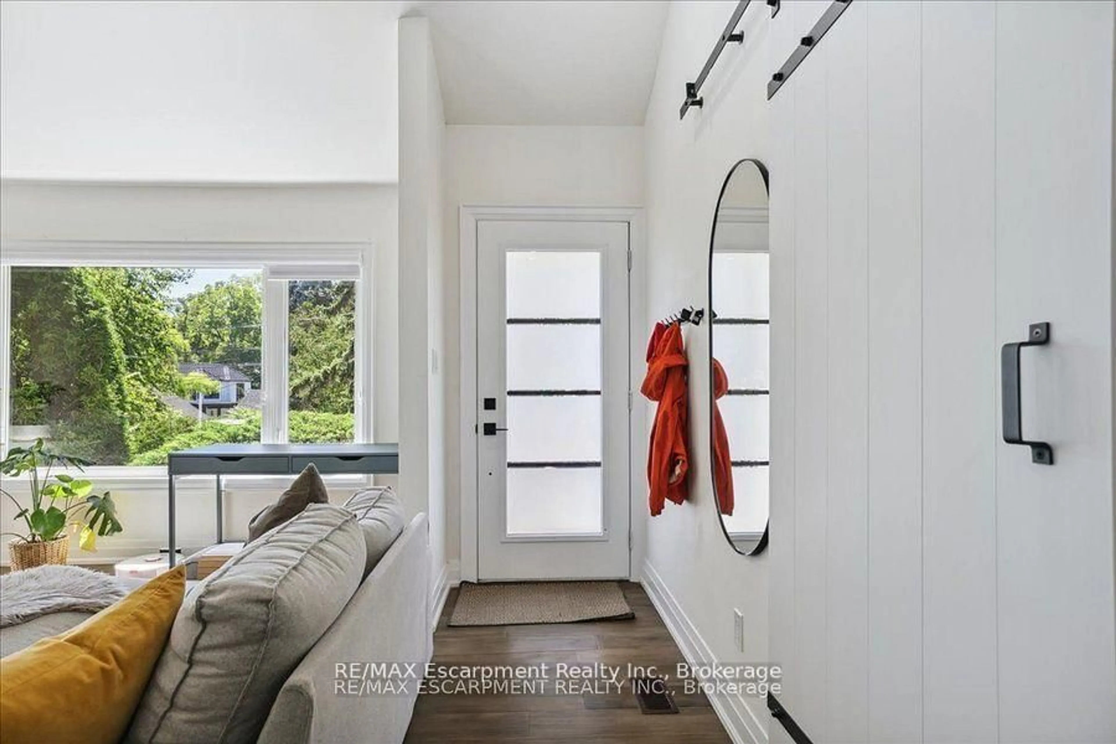 Indoor entryway for 214 Lakewood Dr, Oakville Ontario L6K 1P2