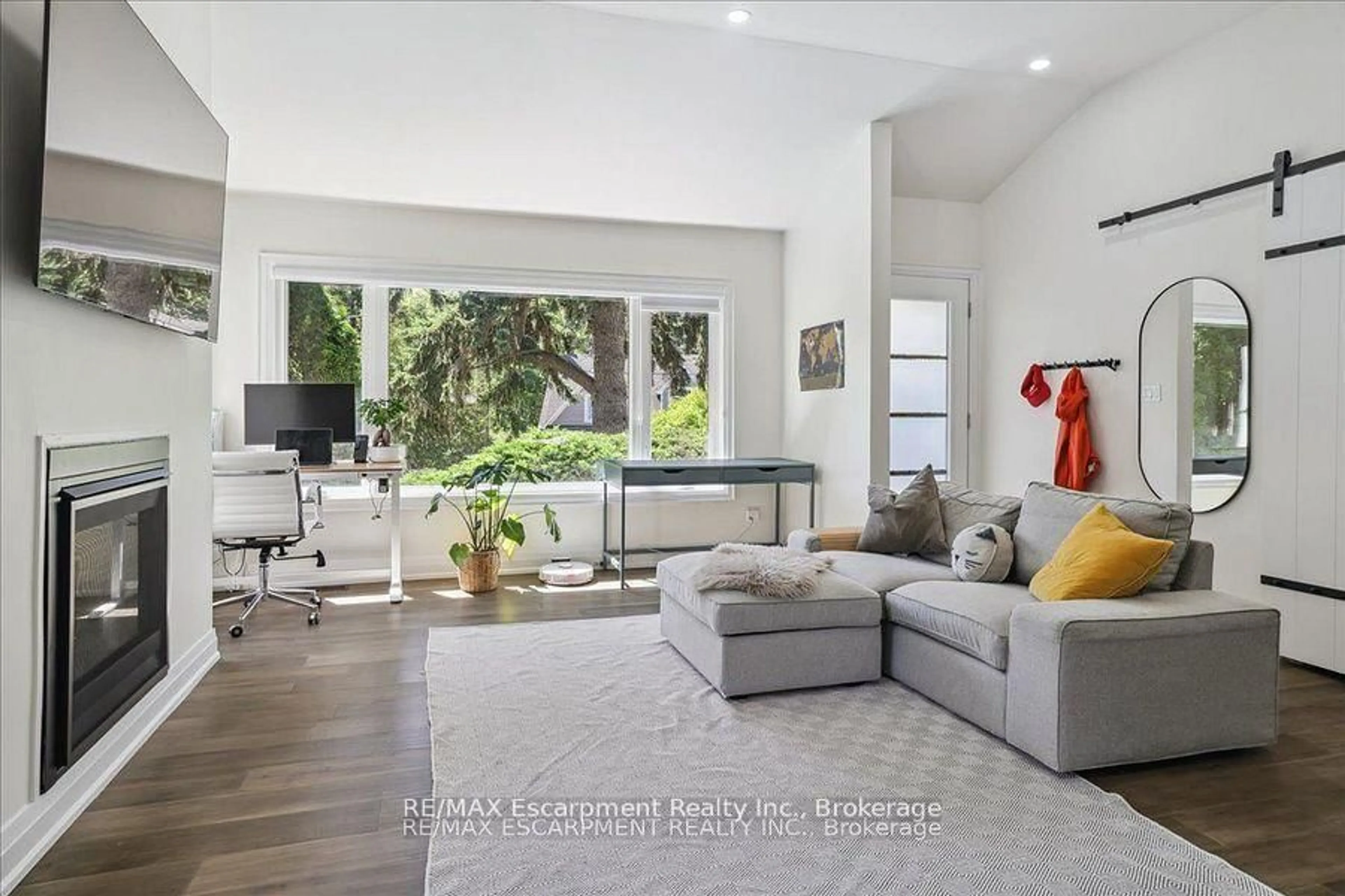 Living room with furniture, unknown for 214 Lakewood Dr, Oakville Ontario L6K 1P2