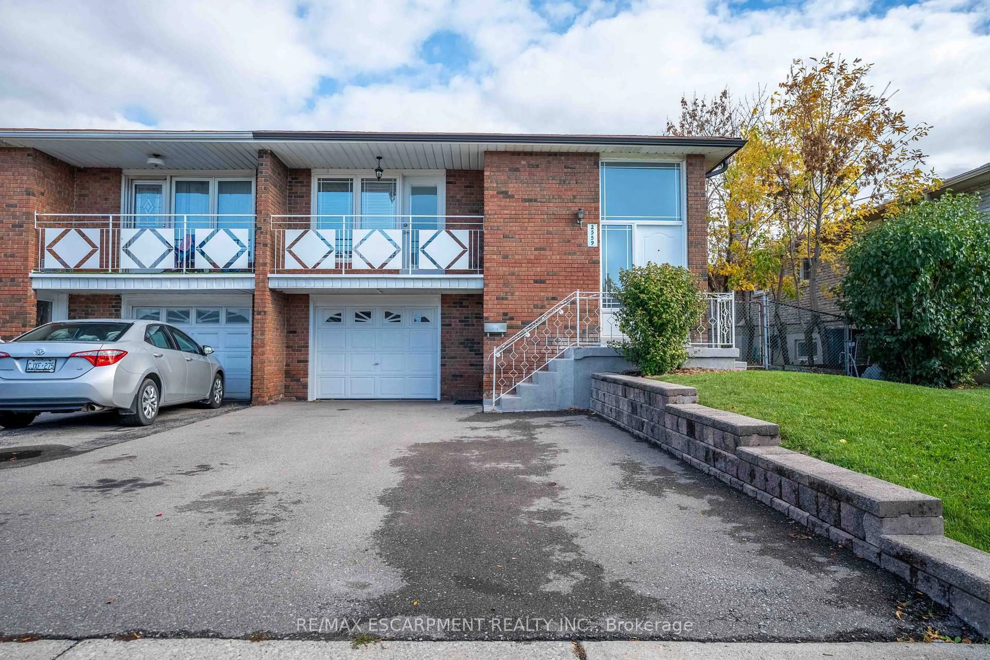 Home with brick exterior material, street for 2559 Kingsberry Cres, Mississauga Ontario L5B 2K7