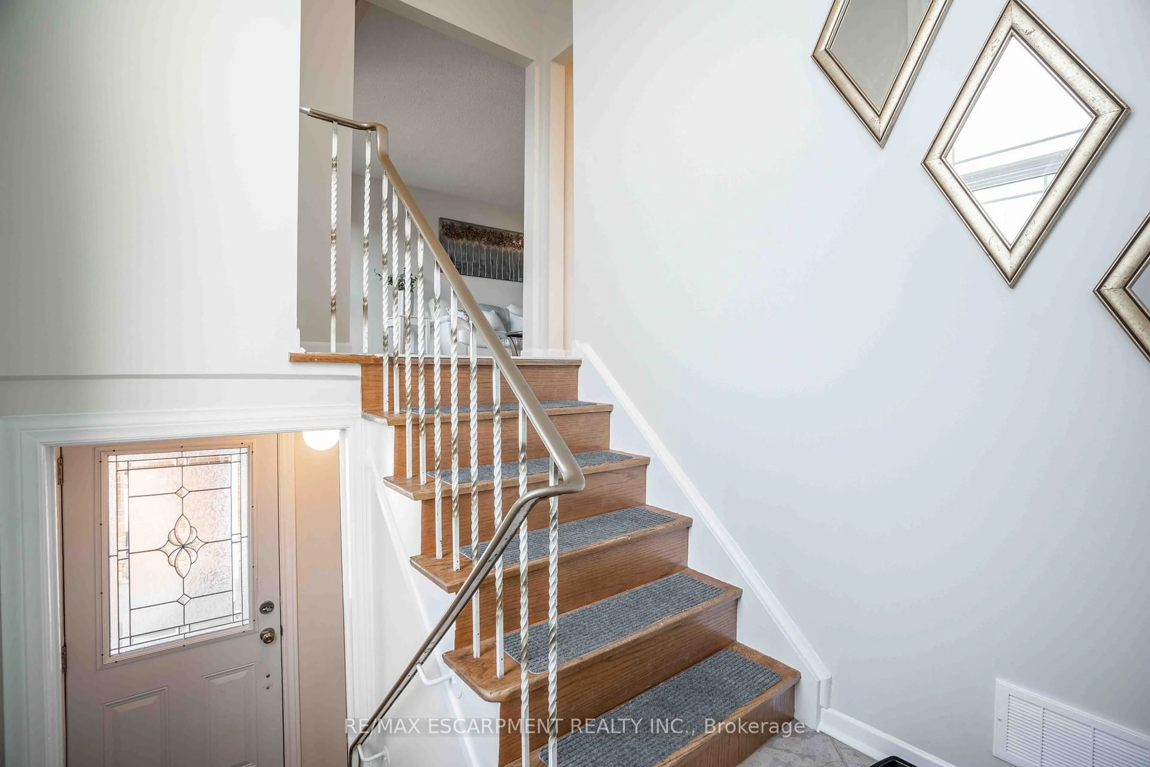 Stairs for 2559 Kingsberry Cres, Mississauga Ontario L5B 2K7