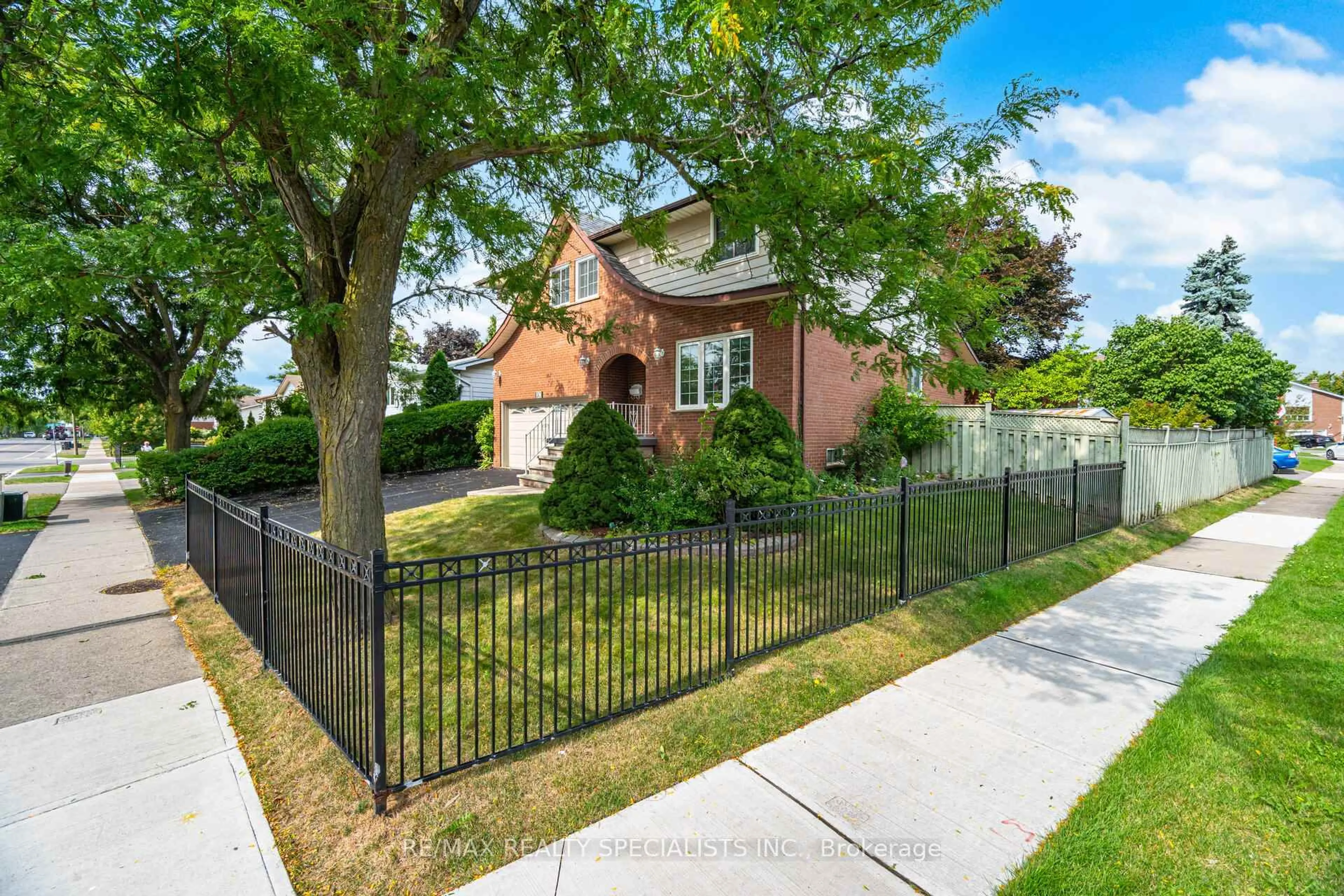 A pic from outside/outdoor area/front of a property/back of a property/a pic from drone, street for 30 Linkdale Rd, Brampton Ontario L6V 2Y5