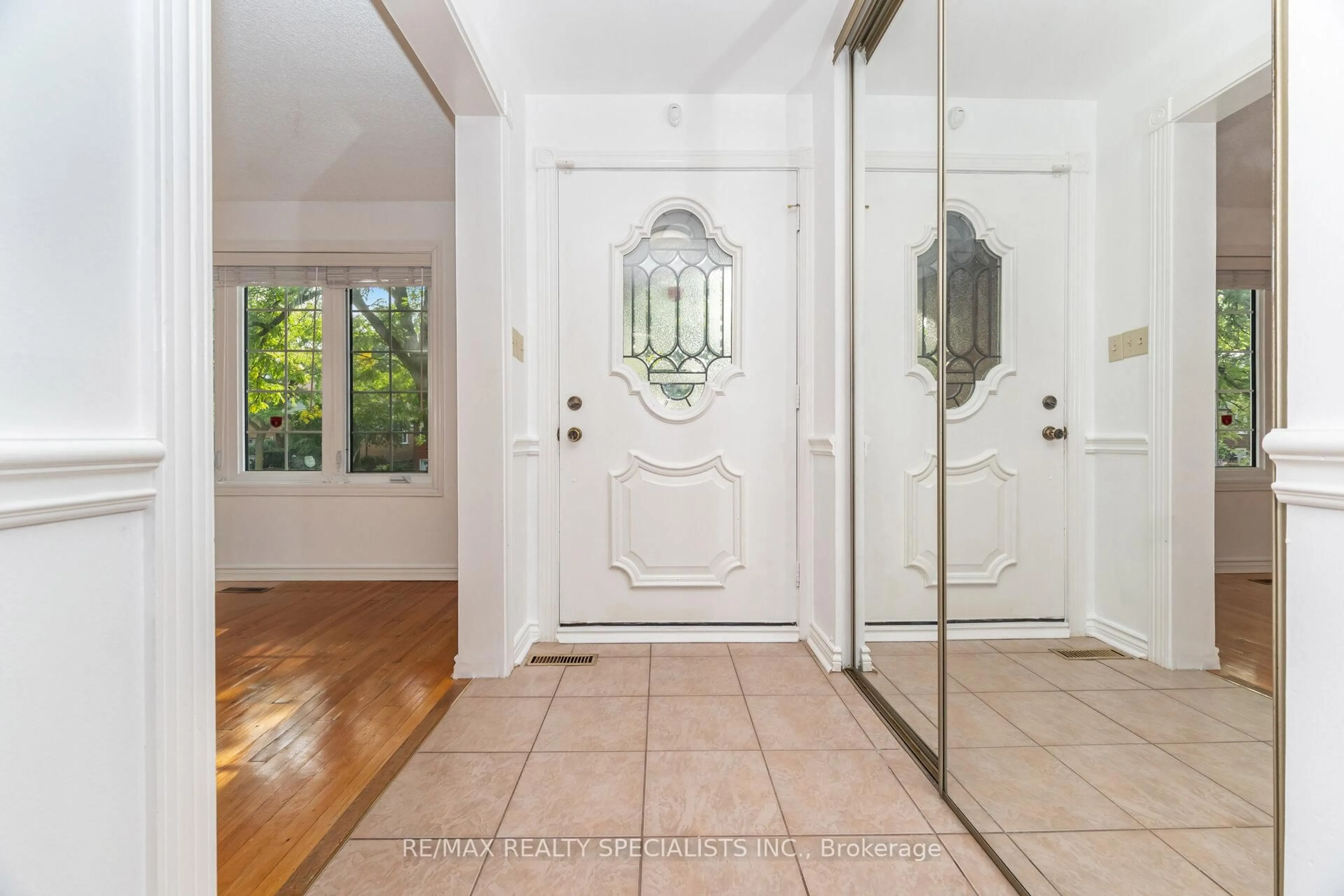 Indoor entryway for 30 Linkdale Rd, Brampton Ontario L6V 2Y5