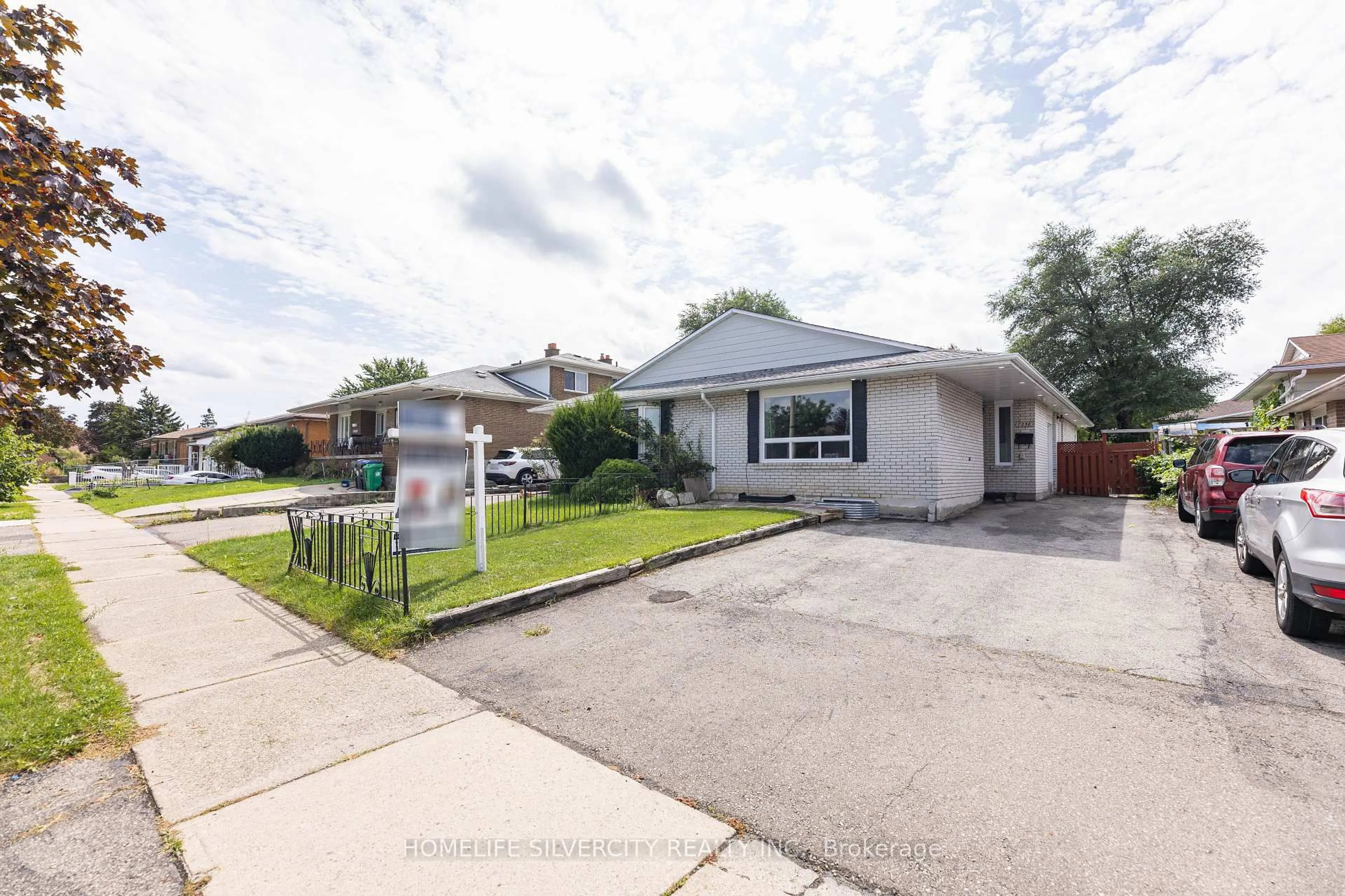 A pic from outside/outdoor area/front of a property/back of a property/a pic from drone, street for 7258 Reindeer Dr, Mississauga Ontario L4T 2M7