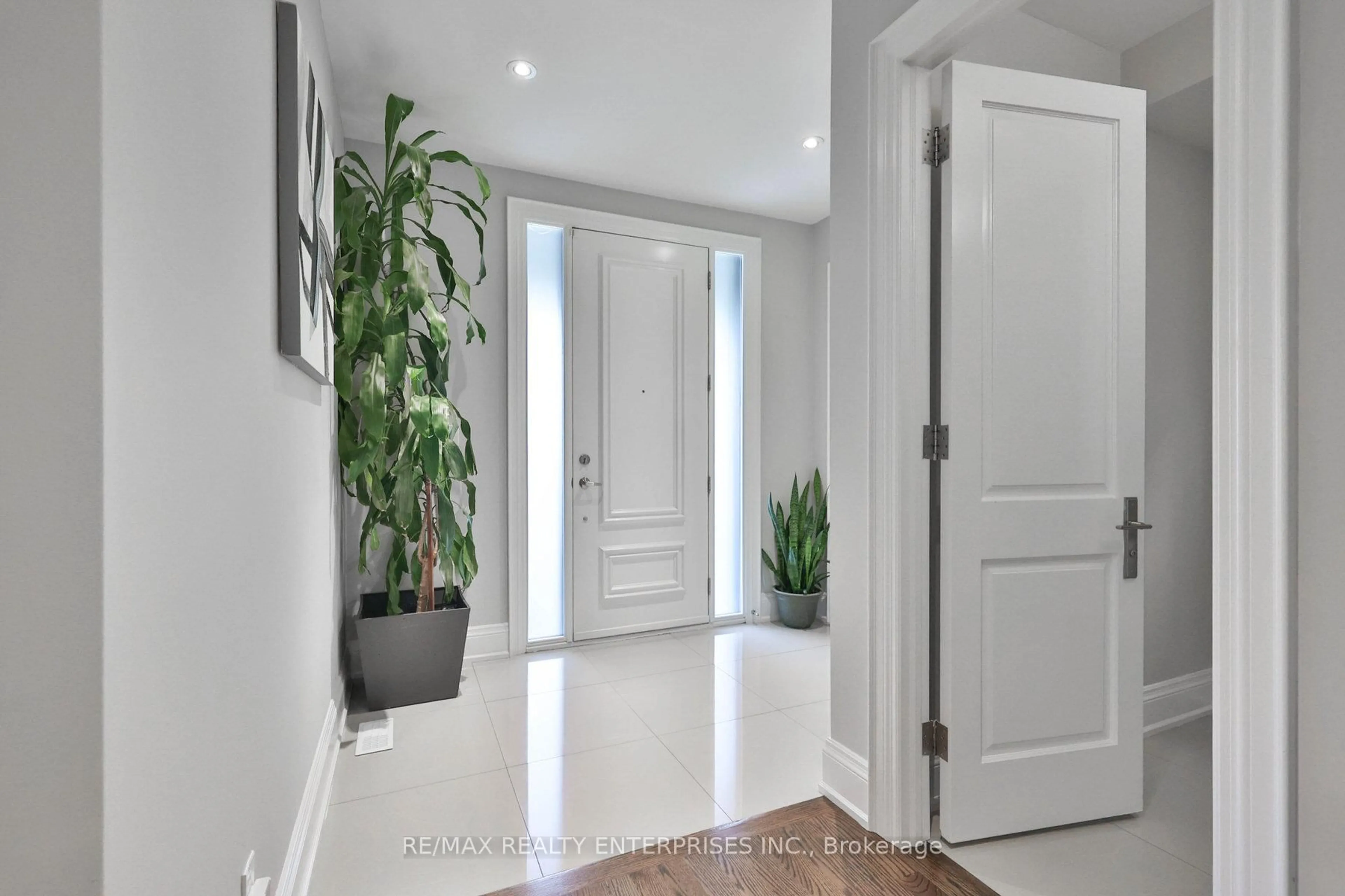 Indoor entryway for 1075 Haig Blvd, Mississauga Ontario L5E 2M4