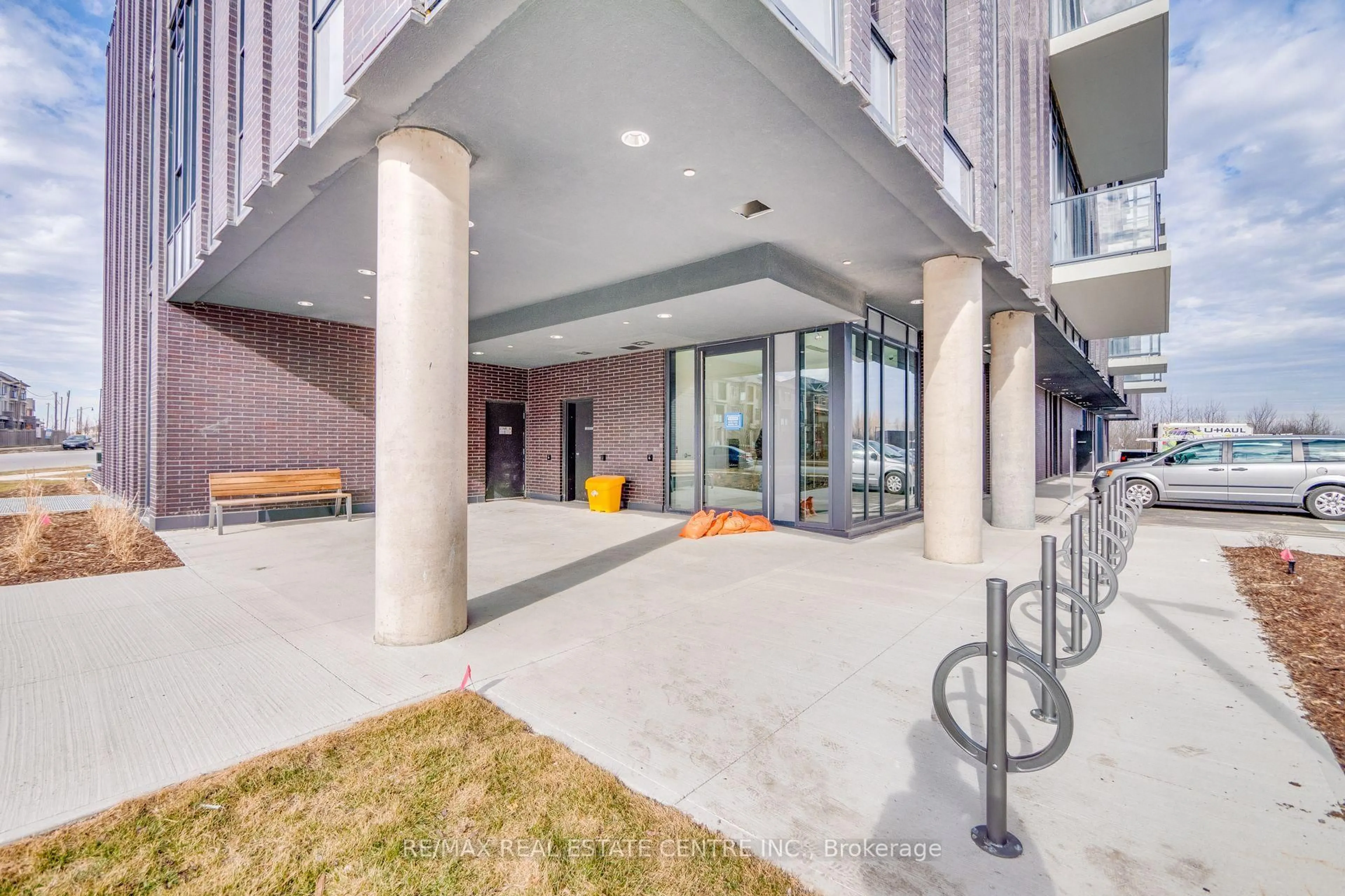 Indoor foyer for 225 Veterans Dr #1207, Brampton Ontario L7A 0B6