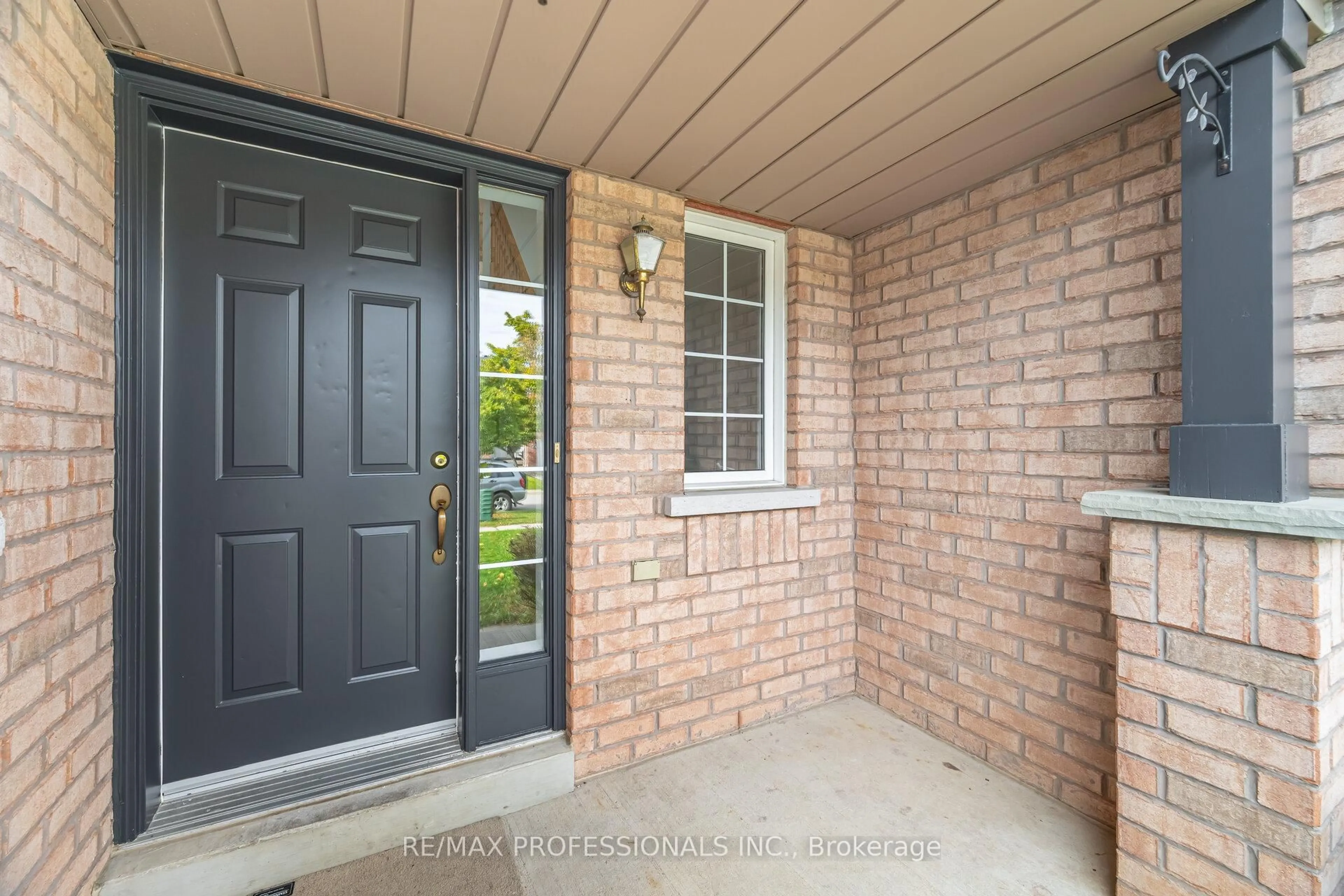 Indoor entryway for 6155 Rowers Cres, Mississauga Ontario L5V 3A1