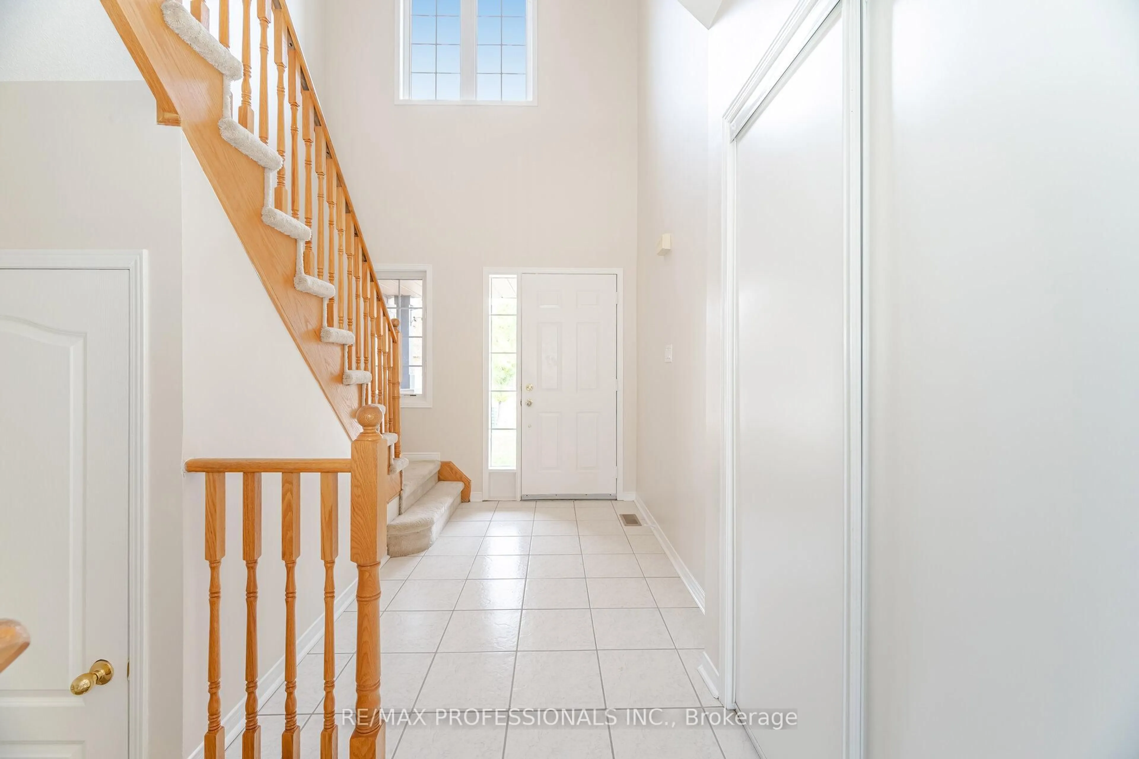 Indoor foyer for 6155 Rowers Cres, Mississauga Ontario L5V 3A1