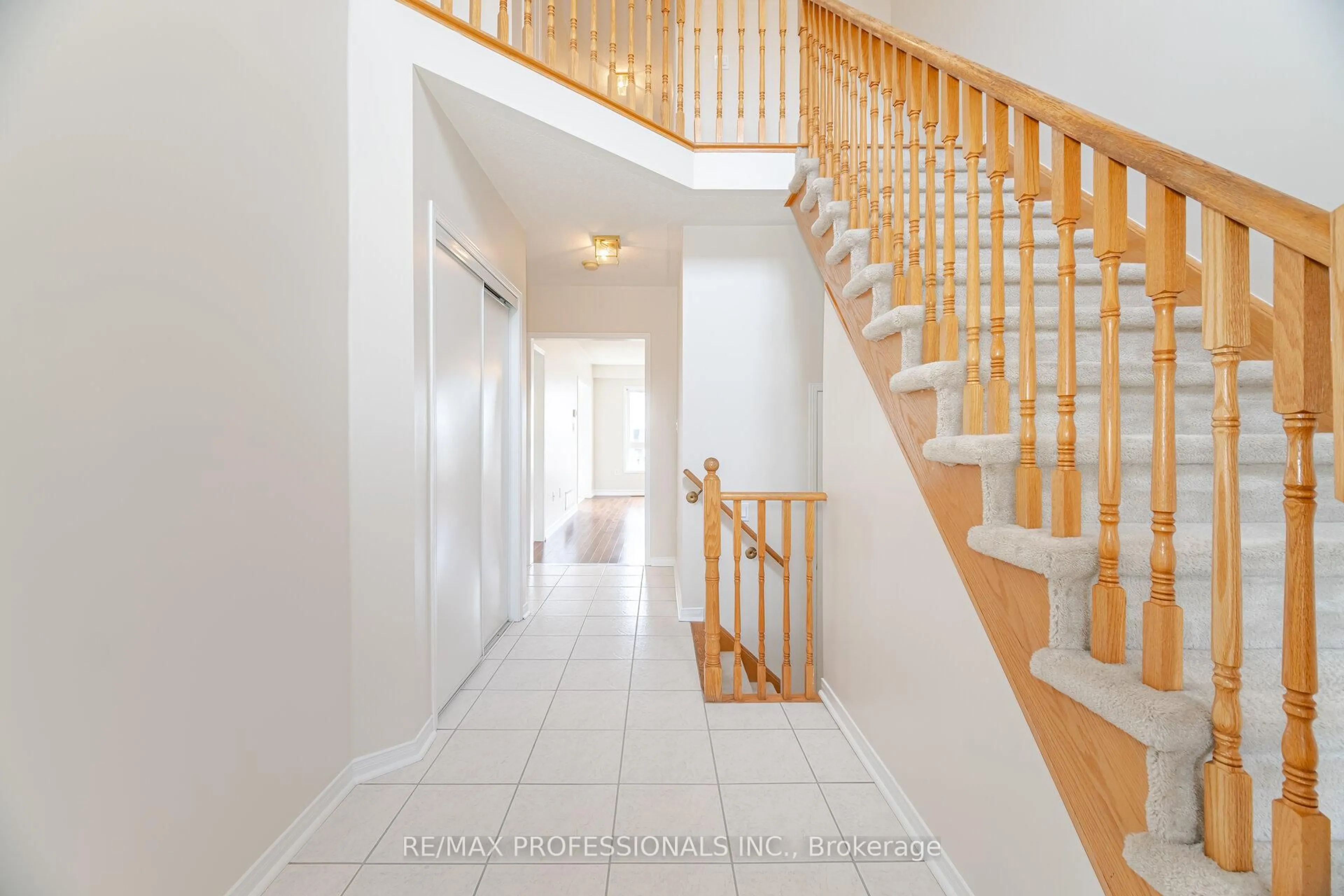 Indoor entryway for 6155 Rowers Cres, Mississauga Ontario L5V 3A1