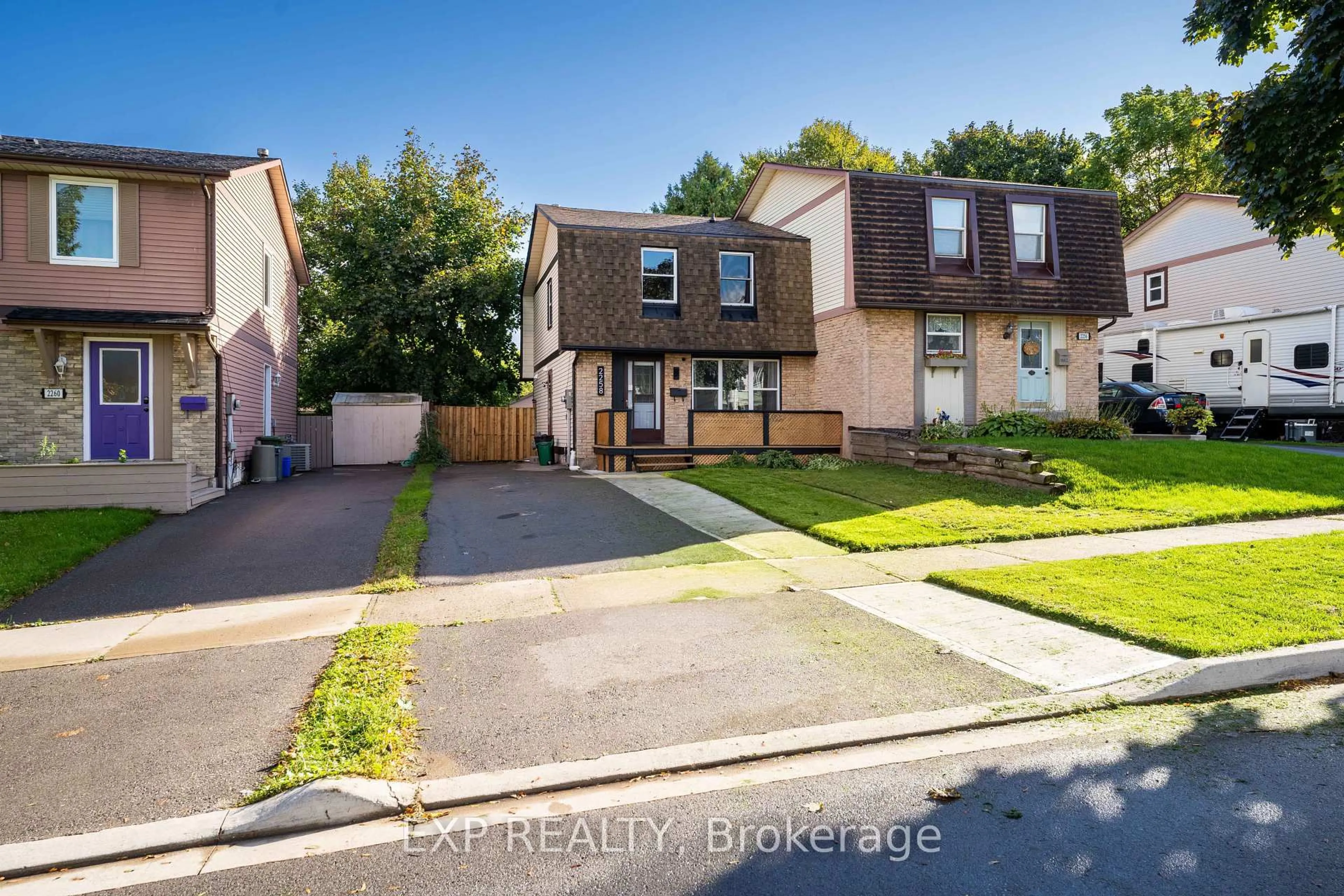 A pic from outside/outdoor area/front of a property/back of a property/a pic from drone, street for 2258 Manchester Dr, Burlington Ontario L7P 3W2
