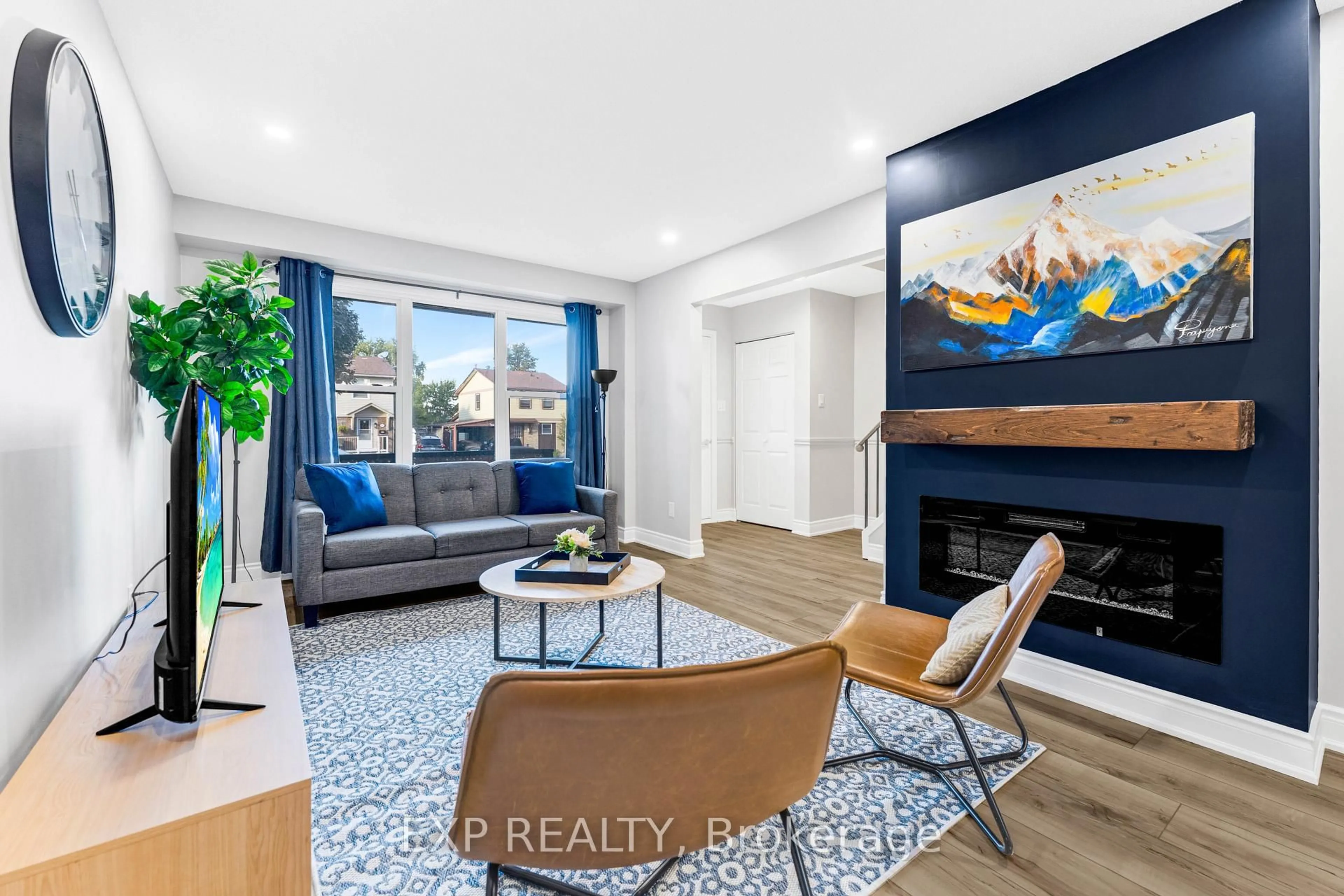 Living room with furniture, unknown for 2258 Manchester Dr, Burlington Ontario L7P 3W2