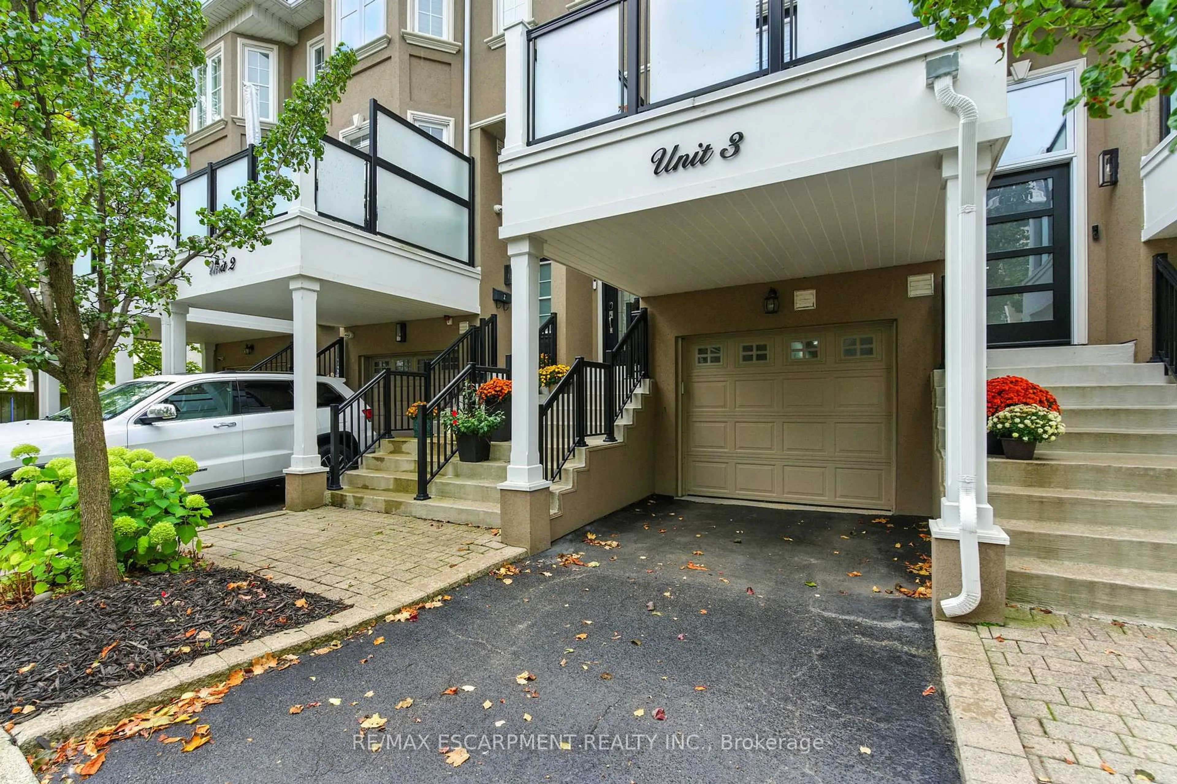 Indoor foyer for 117 Nelson St #3, Oakville Ontario L6L 3J1